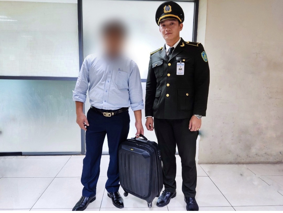 Nam h&agrave;nh kh&aacute;ch bỏ qu&ecirc;n chiếc vali chứa 500 triệu đồng ở s&acirc;n bay Nội B&agrave;i  - Ảnh 1.