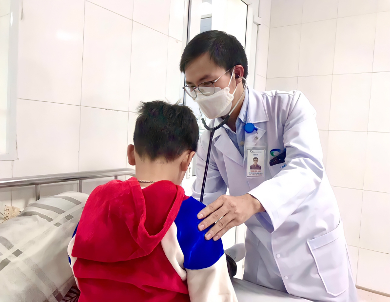 Th&egrave;m ngọt, sụt c&acirc;n, b&eacute; 6 tuổi nguy kịch v&igrave; đ&aacute;i th&aacute;o đường - Ảnh 1.