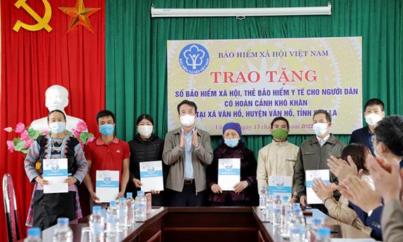 Phát động chương trình tặng sổ BHXH, thẻ BHYT cho người có hoàn cảnh khó khăn - Ảnh 1.