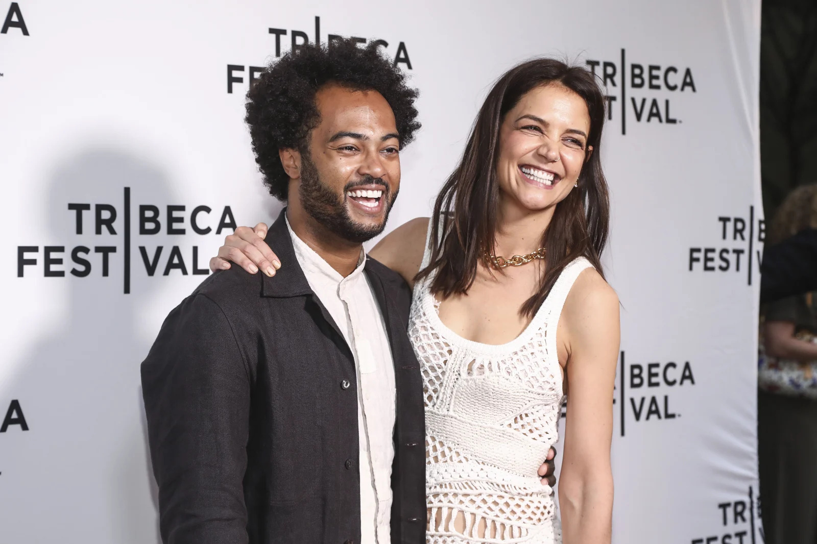 Minh tinh Katie Holmes chia tay “phi công trẻ”