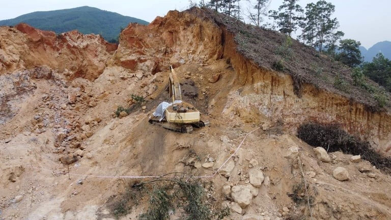 Bắt 1 gi&aacute;m đốc c&ocirc;ng ty cầm đầu đường d&acirc;y khai th&aacute;c đất tr&aacute;i ph&eacute;p quy m&ocirc; lớn - Ảnh 1.