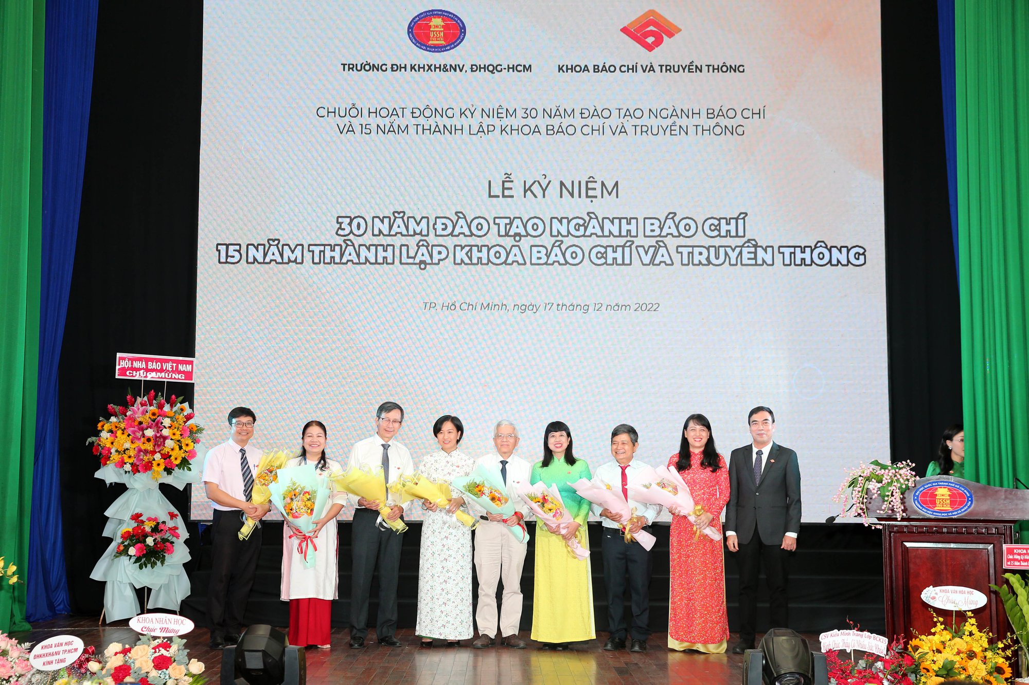 Nhiều thế hệ nhà giáo, nhà báo tề tựu trong lễ kỷ niệm 30 năm đào tạo ngành báo chí - Ảnh 4.