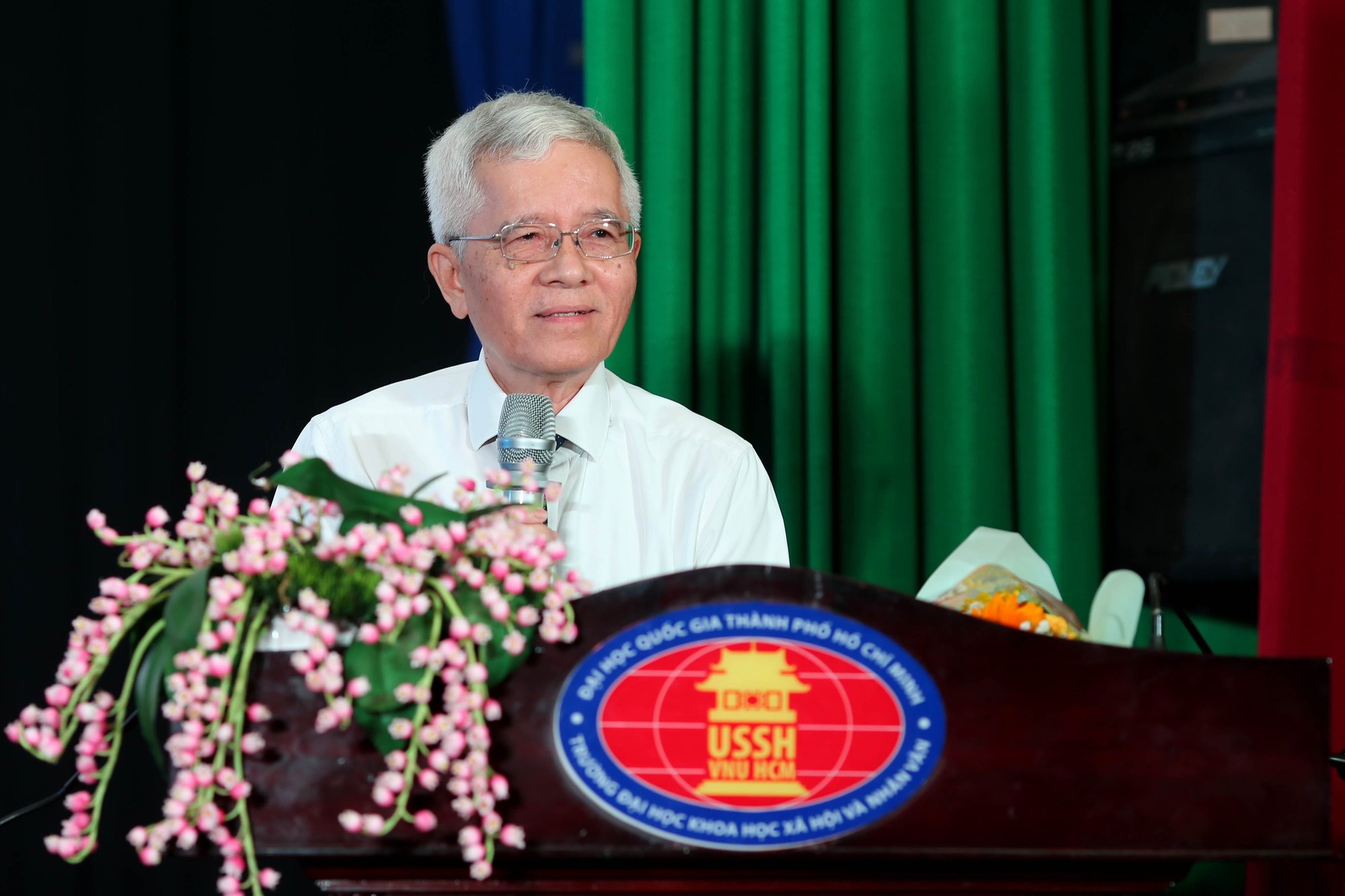 Nhiều thế hệ nhà giáo, nhà báo tề tựu trong lễ kỷ niệm 30 năm đào tạo ngành báo chí - Ảnh 1.