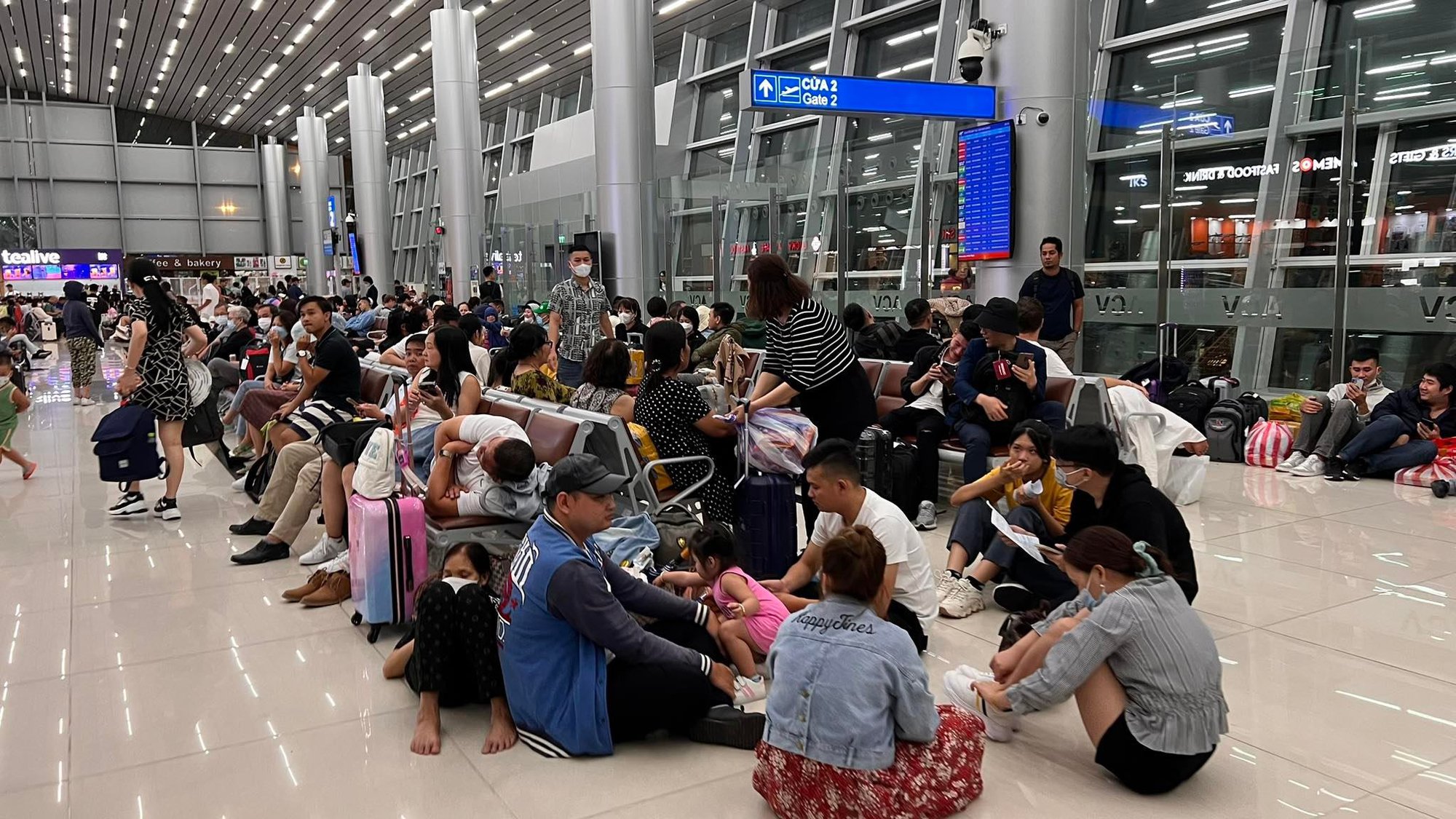 H&igrave;nh ảnh h&agrave;nh kh&aacute;ch &ldquo;ch&ocirc;n ch&acirc;n&rdquo; ở s&acirc;n bay ở Ph&uacute; Quốc - Ảnh 6.