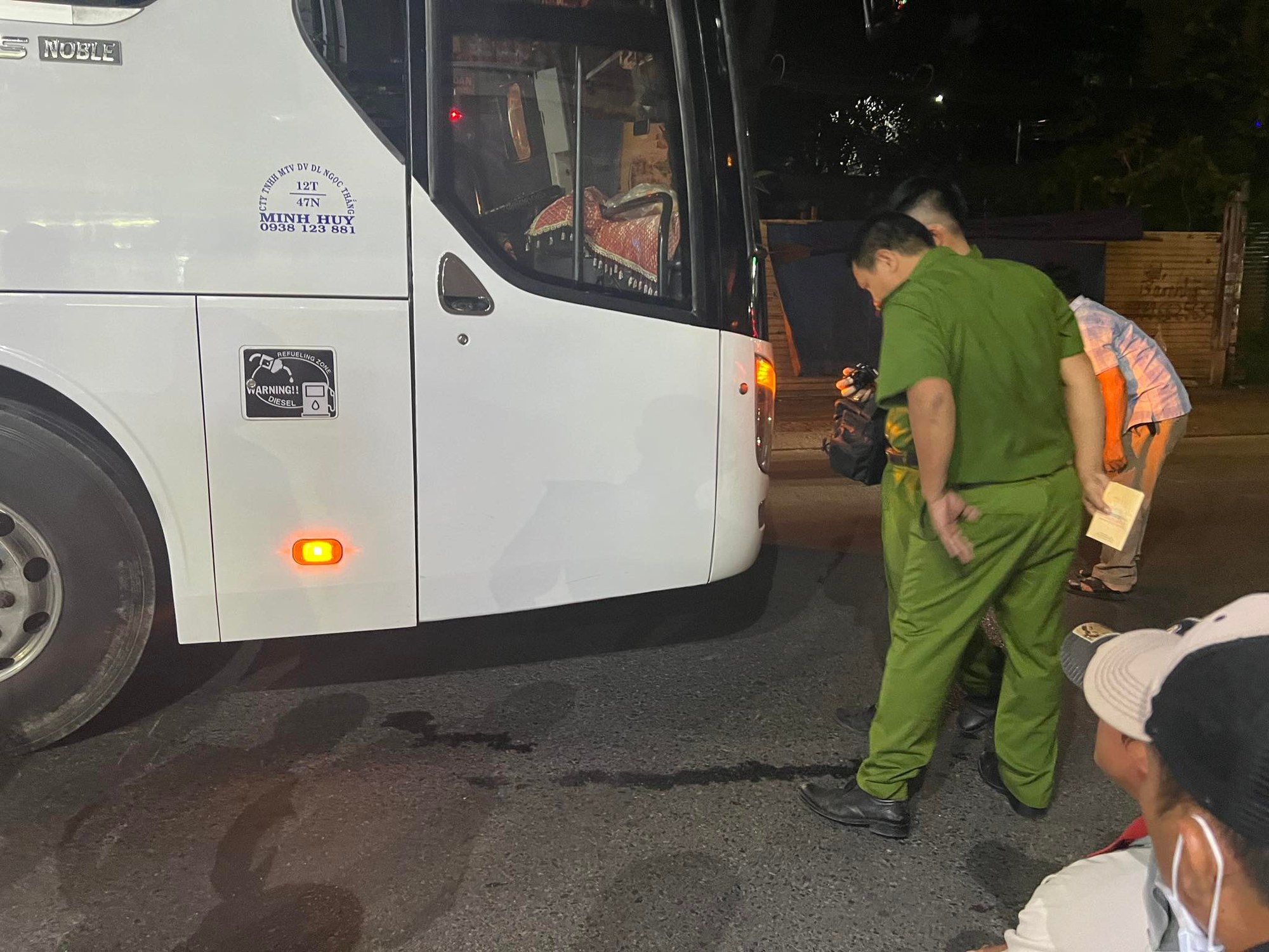 Chở con bằng xe máy, người cha tử vong vì va chạm với xe khách