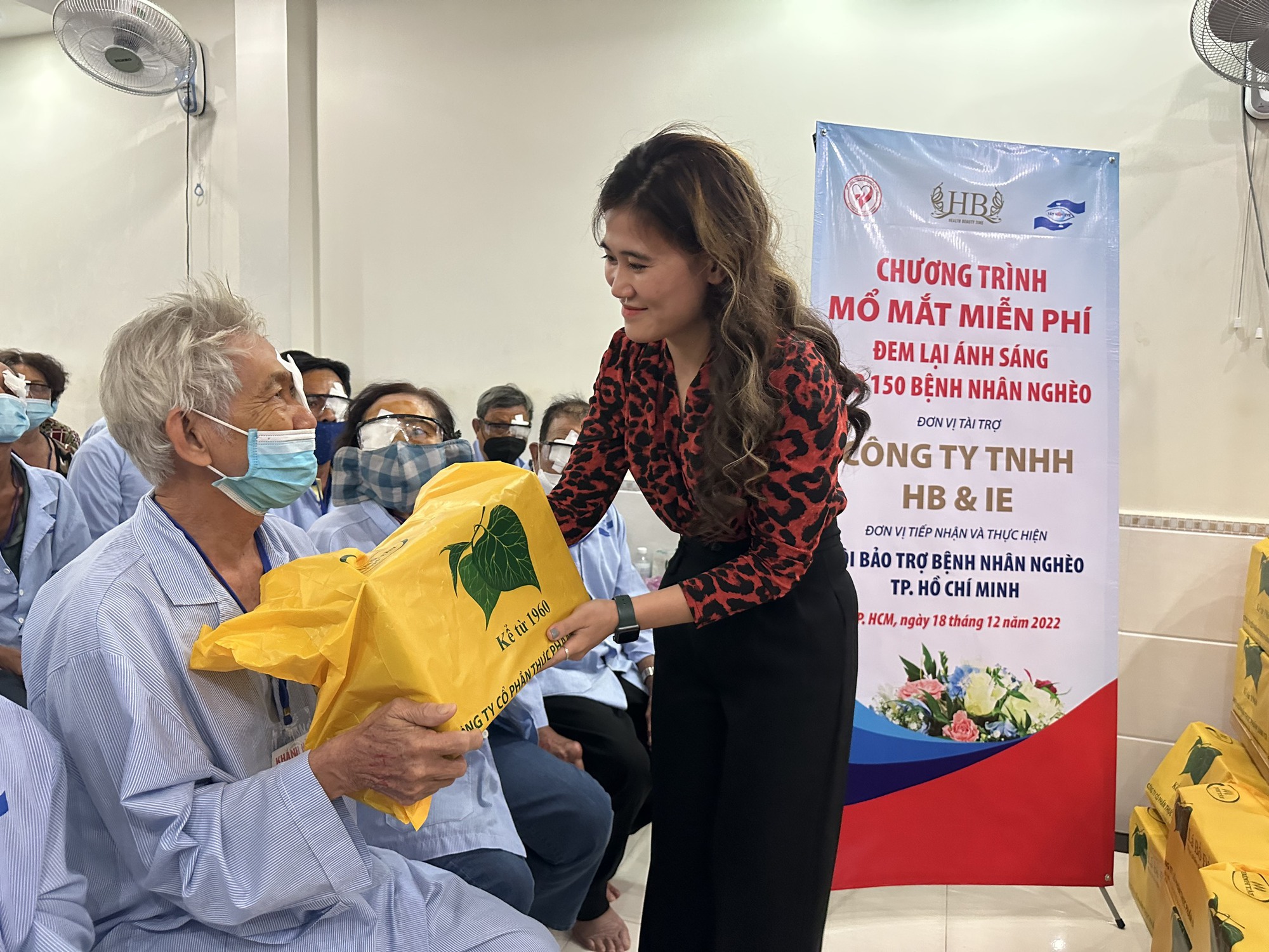 HB & IE gi&uacute;p 150 bệnh nh&acirc;n ngh&egrave;o được s&aacute;ng mắt vui xu&acirc;n đ&oacute;n Tết - Ảnh 1.