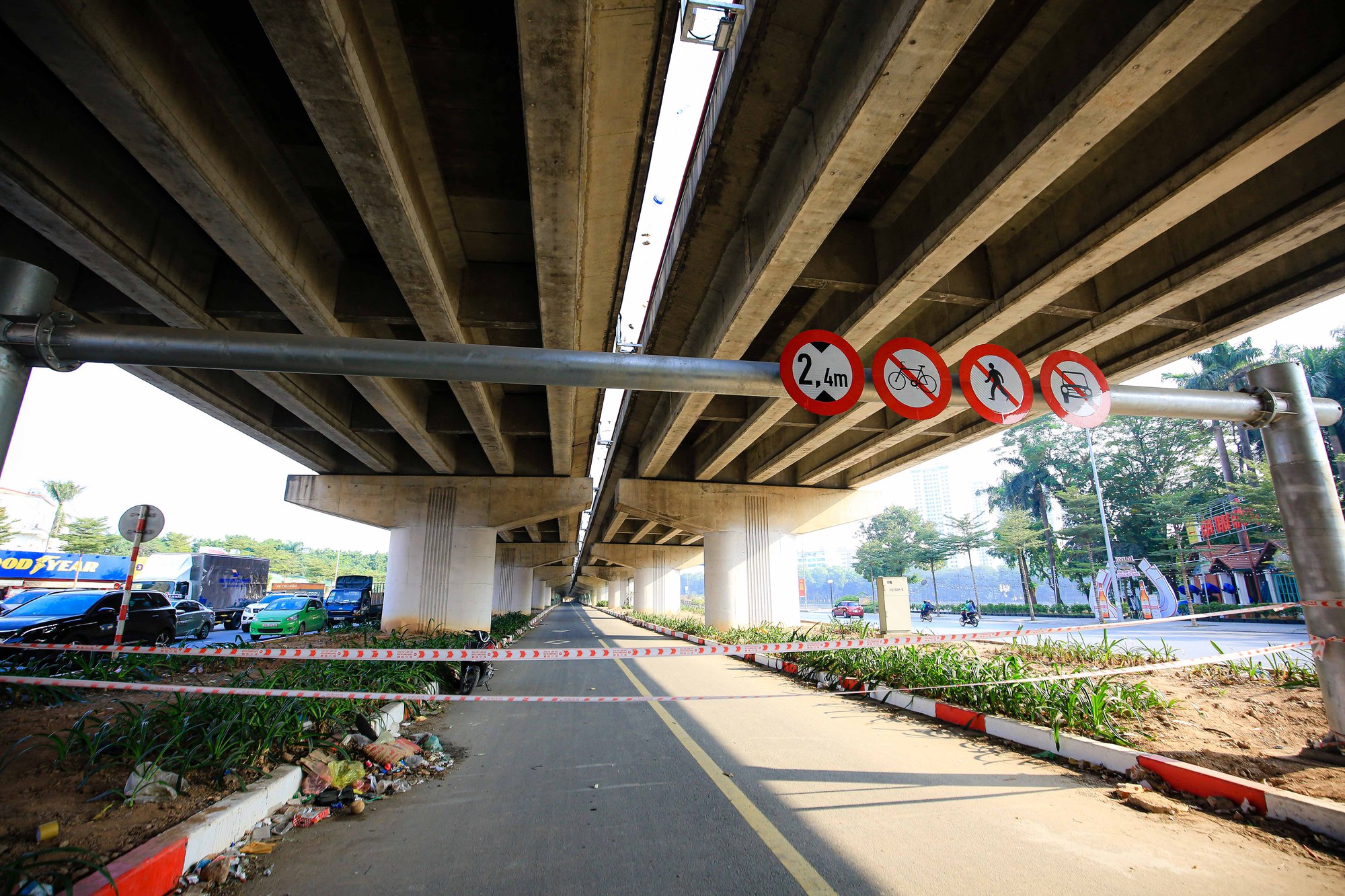 Cận cảnh c&acirc;y cầu ho&agrave;n th&agrave;nh kh&ocirc;ng b&oacute;ng người qua lại - Ảnh 6.
