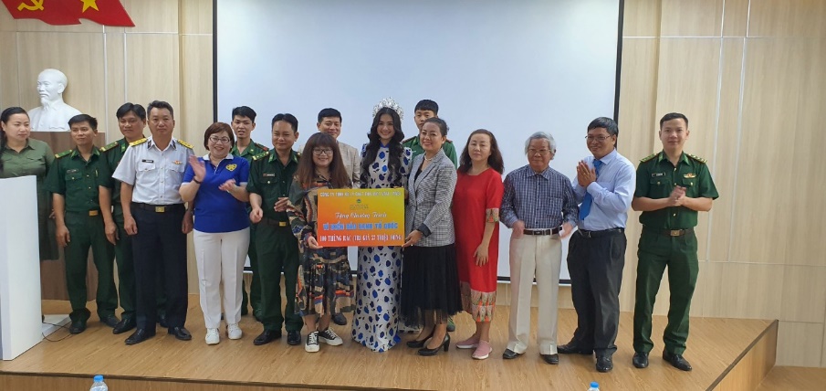VWS tặng thùng rác chung tay bảo vệ môi trường biển đảo