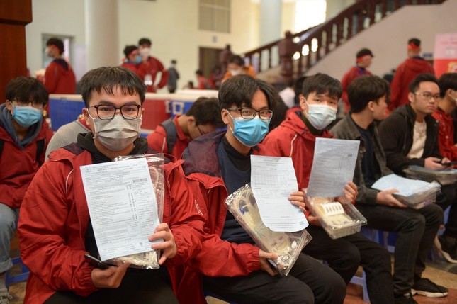 Hoa hậu Đỗ Thị H&agrave;, &Aacute; hậu Phương Nga c&ugrave;ng h&agrave;ng ng&agrave;n bạn trẻ đội r&eacute;t đi hiến m&aacute;u - Ảnh 9.