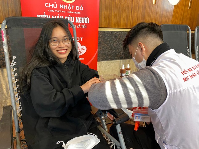 Hoa hậu Đỗ Thị H&agrave;, &Aacute; hậu Phương Nga c&ugrave;ng h&agrave;ng ng&agrave;n bạn trẻ đội r&eacute;t đi hiến m&aacute;u - Ảnh 12.