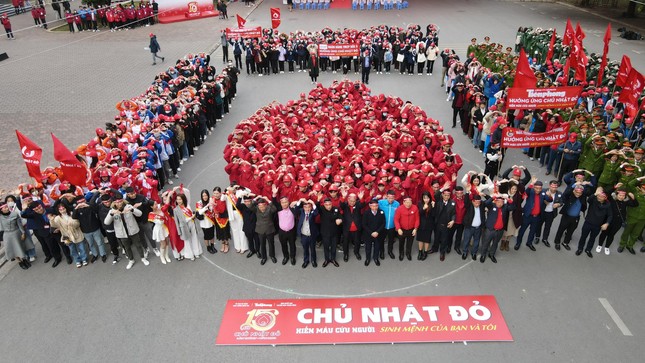 Hoa hậu Đỗ Thị H&agrave;, &Aacute; hậu Phương Nga c&ugrave;ng h&agrave;ng ng&agrave;n bạn trẻ đội r&eacute;t đi hiến m&aacute;u - Ảnh 13.