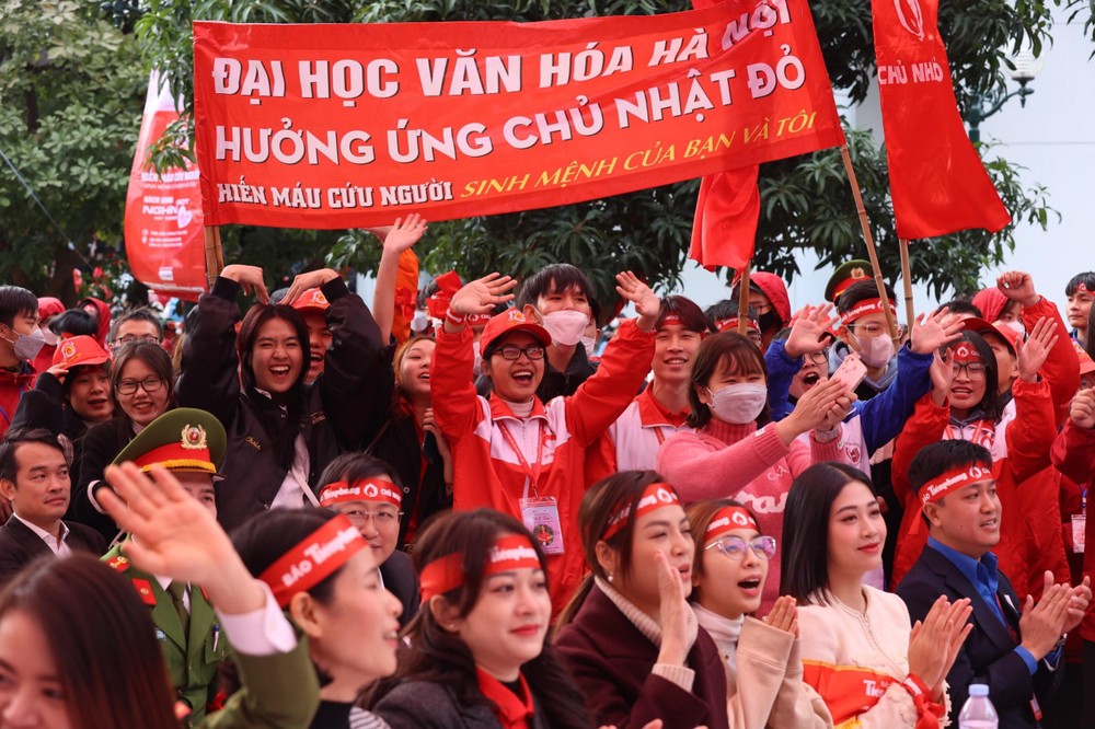 Hoa hậu Đỗ Thị H&agrave;, &Aacute; hậu Phương Nga c&ugrave;ng h&agrave;ng ng&agrave;n bạn trẻ đội r&eacute;t đi hiến m&aacute;u - Ảnh 6.