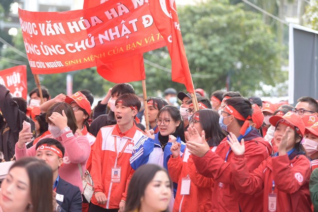 Hoa hậu Đỗ Thị H&agrave;, &Aacute; hậu Phương Nga c&ugrave;ng h&agrave;ng ng&agrave;n bạn trẻ đội r&eacute;t đi hiến m&aacute;u - Ảnh 10.
