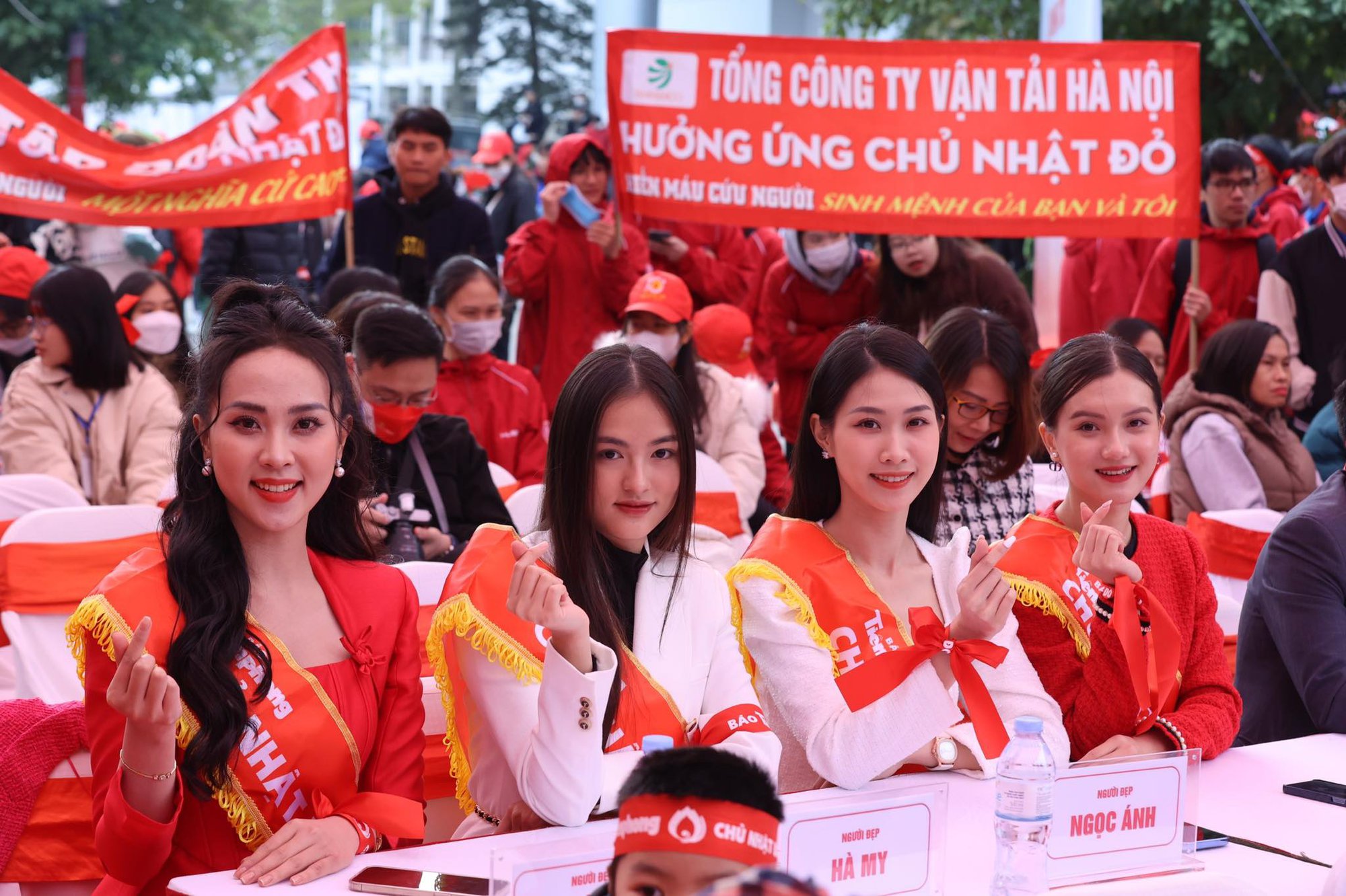 Hoa hậu Đỗ Thị H&agrave;, &Aacute; hậu Phương Nga c&ugrave;ng h&agrave;ng ng&agrave;n bạn trẻ đội r&eacute;t đi hiến m&aacute;u - Ảnh 2.