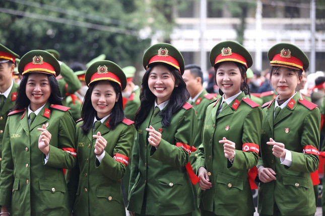 Hoa hậu Đỗ Thị H&agrave;, &Aacute; hậu Phương Nga c&ugrave;ng h&agrave;ng ng&agrave;n bạn trẻ đội r&eacute;t đi hiến m&aacute;u - Ảnh 7.