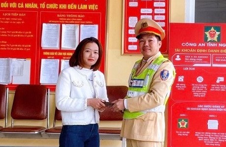 Nhặt được 30 triệu đồng, CSGT-TT đăng lên mạng tìm người đánh rơi