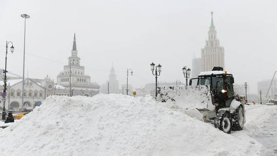 Giao th&ocirc;ng Moscow rối tung v&igrave; tuyết rơi kỷ lục - Ảnh 1.