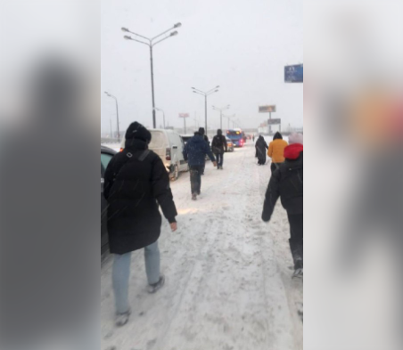 Giao th&ocirc;ng Moscow rối tung v&igrave; tuyết rơi kỷ lục - Ảnh 2.