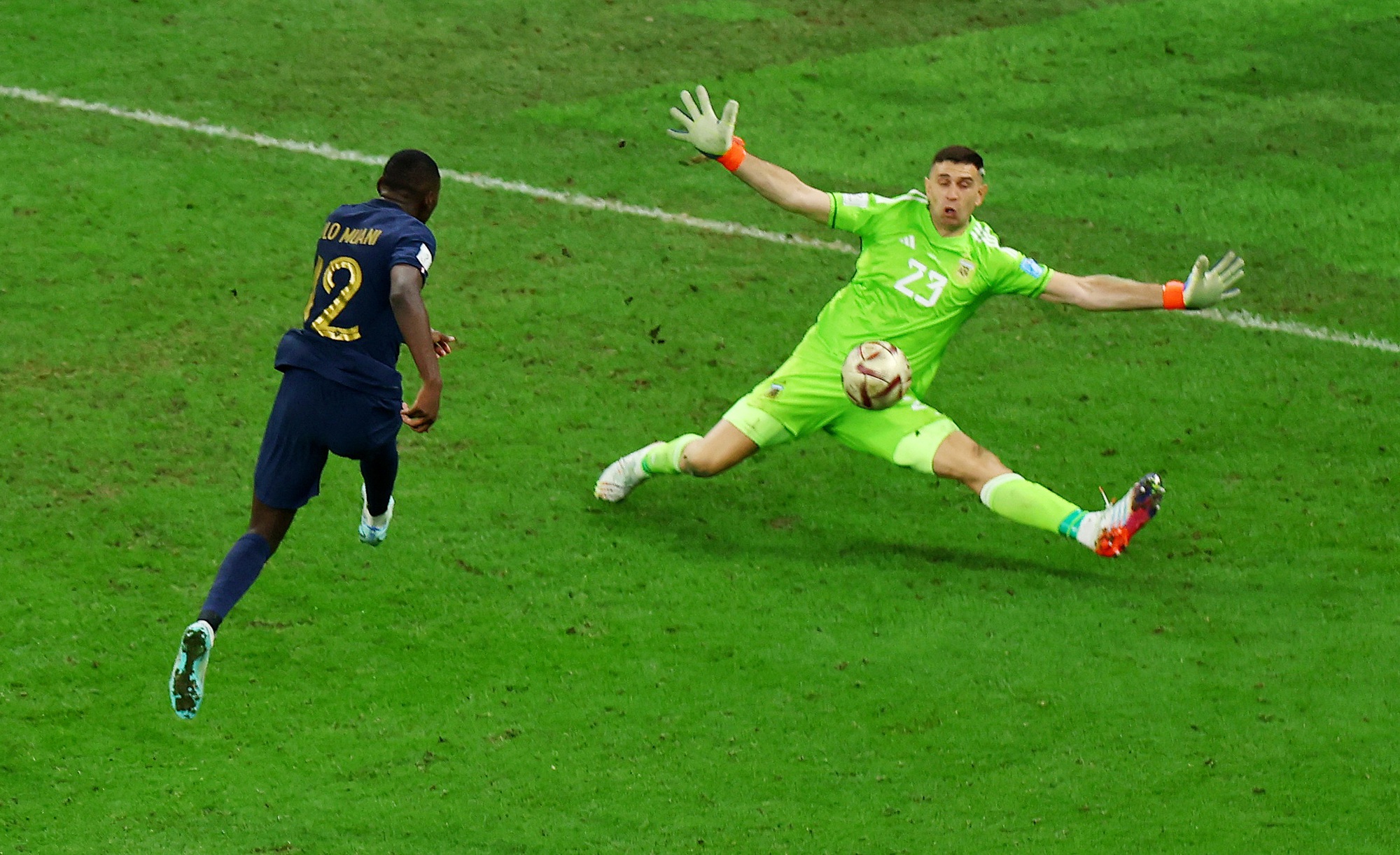 Thủ m&ocirc;n Emiliano Martinez n&oacute;i g&igrave; về loạt lu&acirc;n lưu với Ph&aacute;p - Ảnh 1.