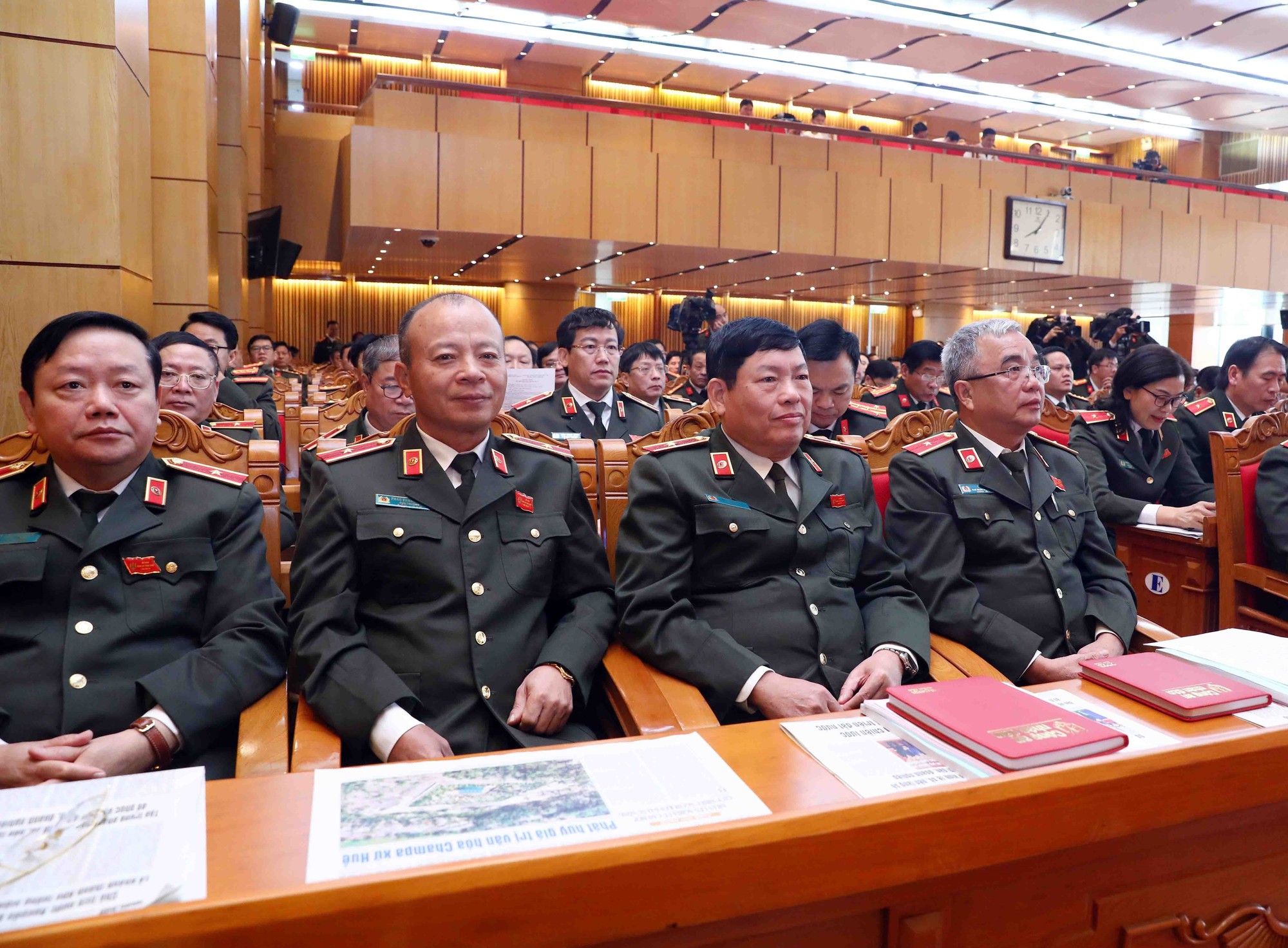 Thanh bảo kiếm - l&aacute; chắn th&eacute;p C&ocirc;ng an Nh&acirc;n d&acirc;n - Ảnh 1.