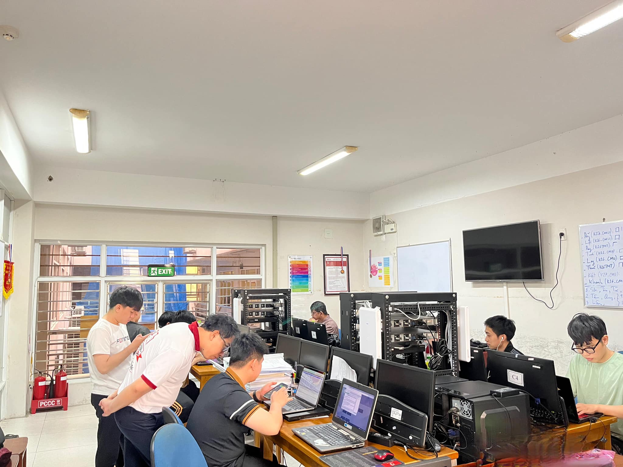 10 đội lọt vòng chung kết Cuộc thi An toàn thông tin quốc tế ISITDTU CTF 2022
