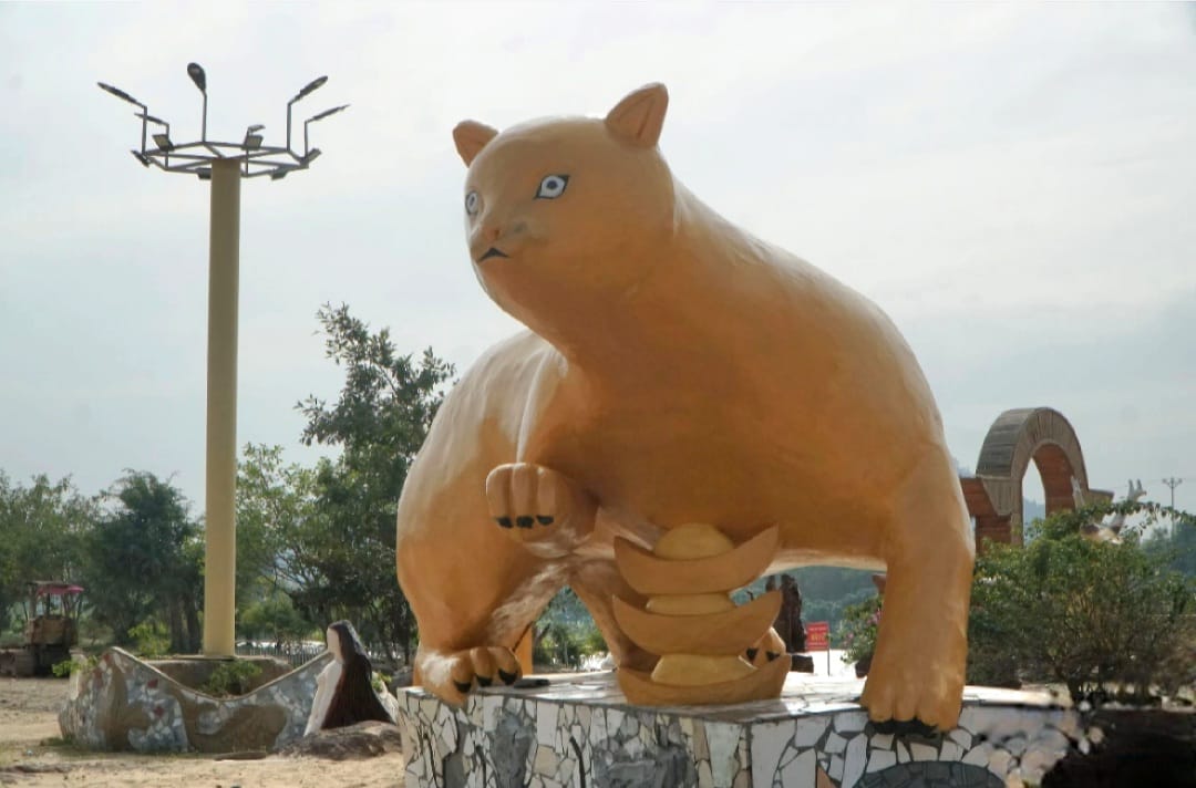 Tượng mèo giống chuột gây tranh cãi ở Thanh Hóa