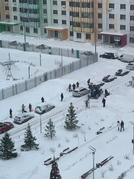 Giao th&ocirc;ng Moscow rối tung v&igrave; tuyết rơi kỷ lục - Ảnh 4.