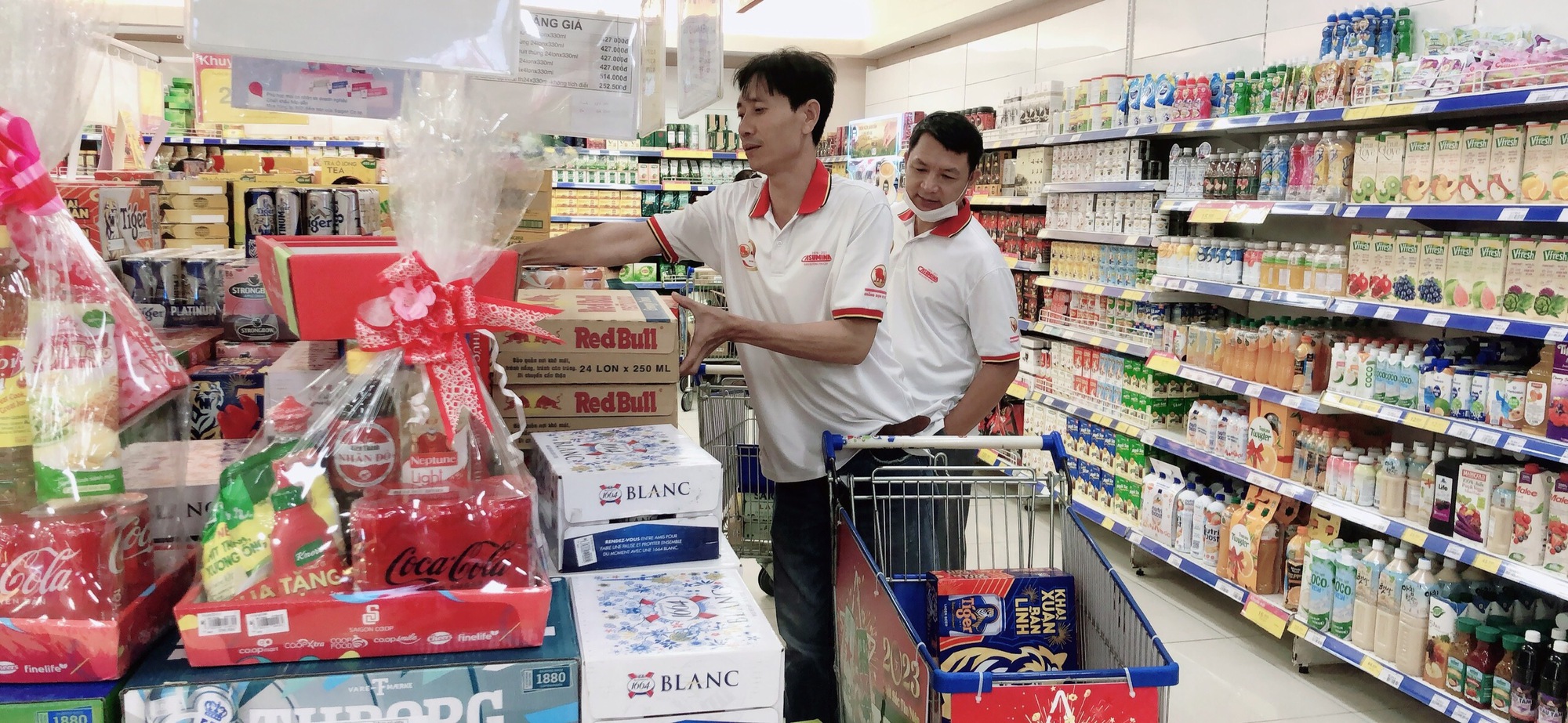 Co.opmart Bi&ecirc;n Ho&agrave; đồng h&agrave;nh c&ugrave;ng người lao động mua sắm Tết - Ảnh 1.