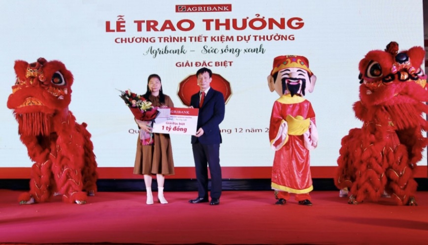 Agribank trao giải Đặc biệt 1 tỉ đồng chương tr&igrave;nh &ldquo;Agribank - Sức sống xanh&rdquo; tại Quảng B&igrave;nh - Ảnh 1.