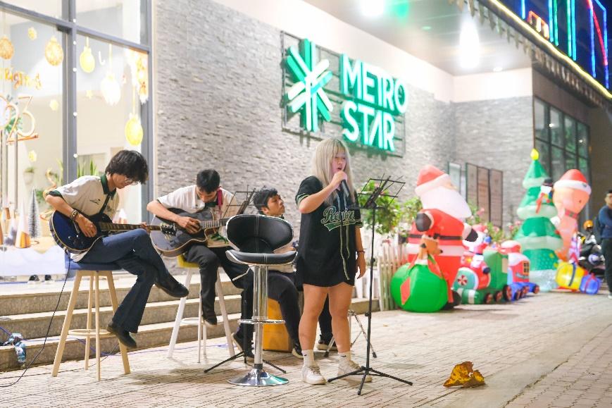 Địa điểm hot của giới trẻ: “Check-in” cây thông khổng lồ độc lạ ở TP Thủ Đức - Ảnh 3.