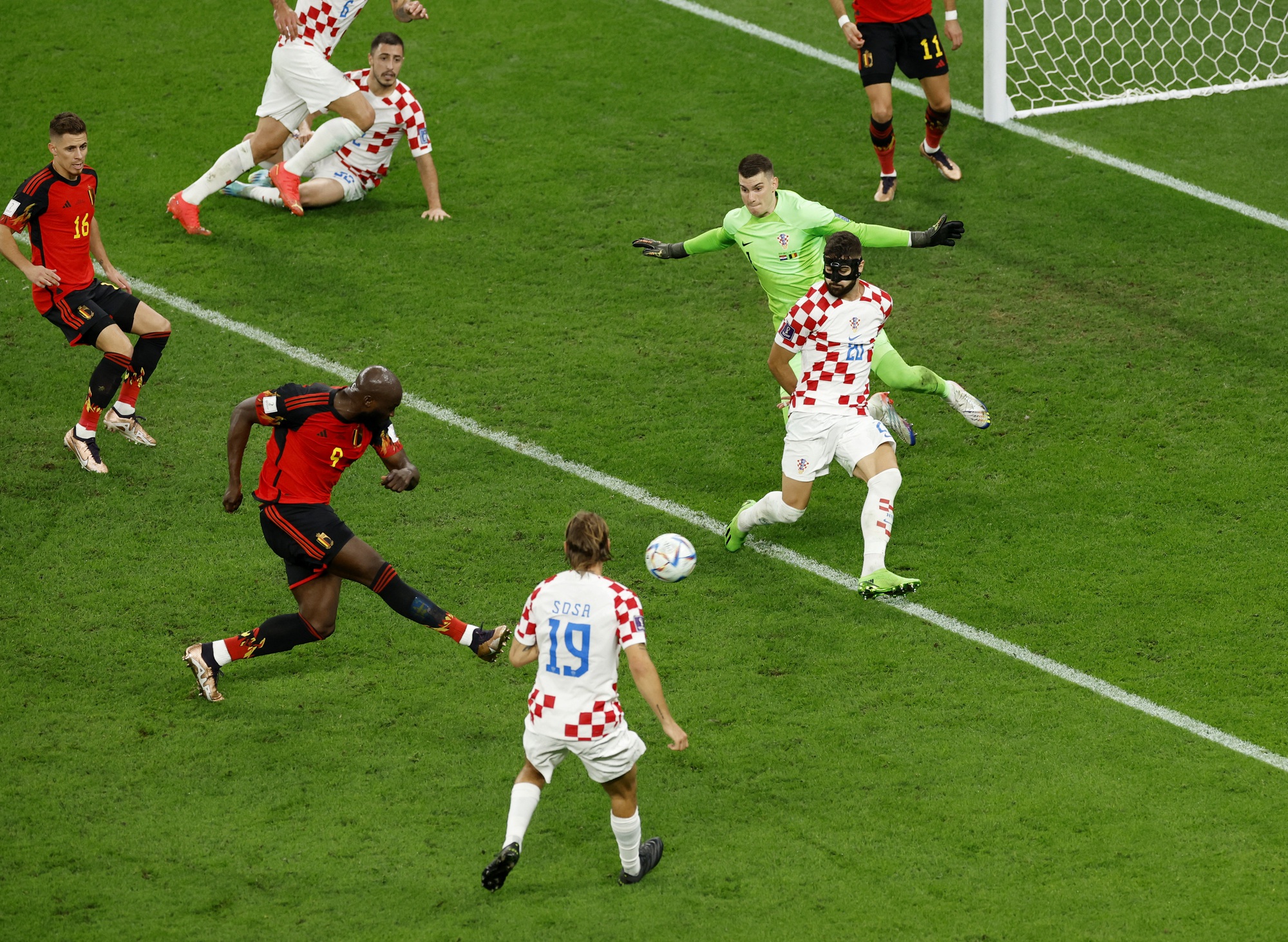 Lukaku h&oacute;a ch&acirc;n gỗ, bỏ lỡ cơ hội ghi b&agrave;n cho tuyển Bỉ - Ảnh 6.