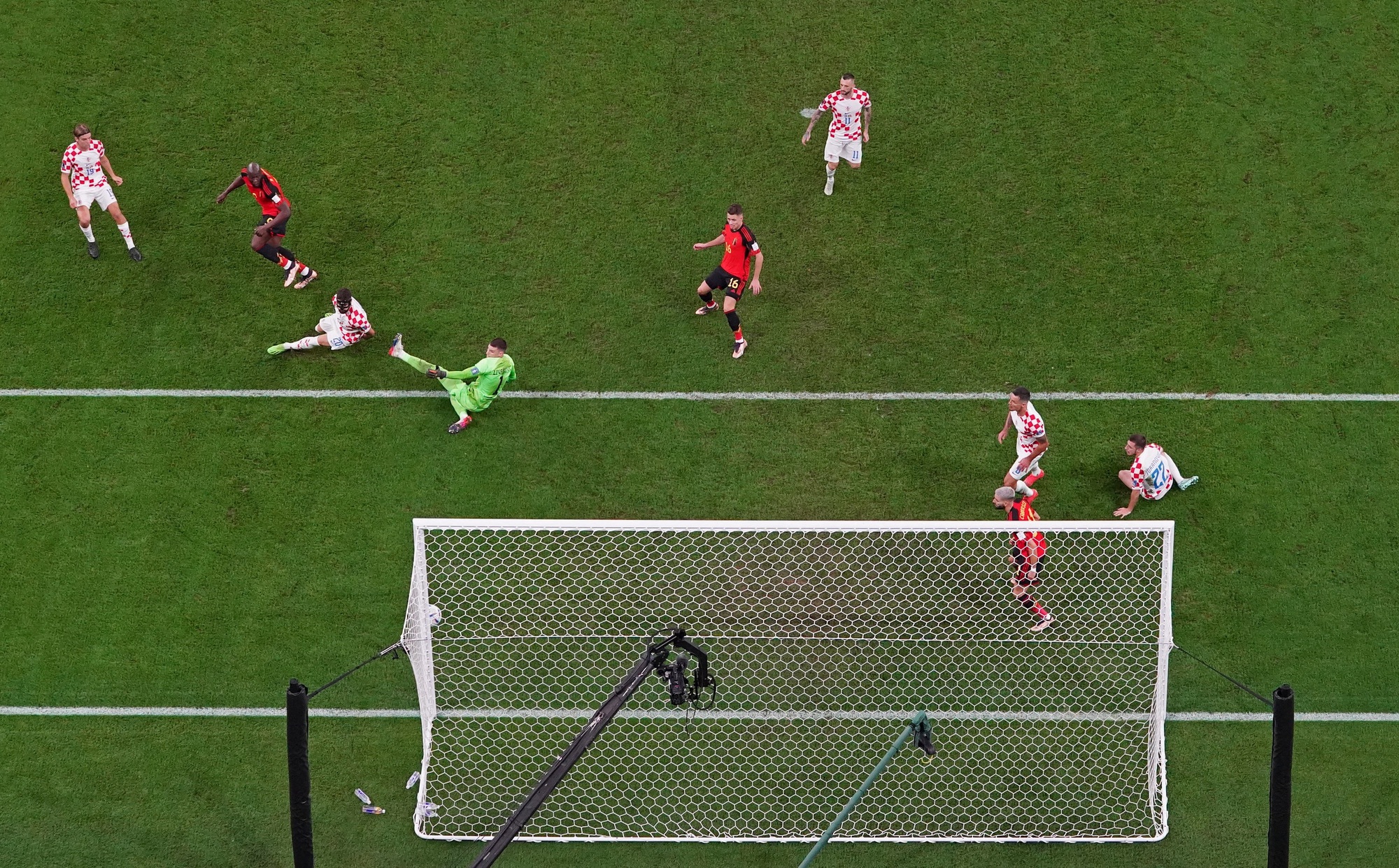 Lukaku h&oacute;a ch&acirc;n gỗ, bỏ lỡ cơ hội ghi b&agrave;n cho tuyển Bỉ - Ảnh 13.
