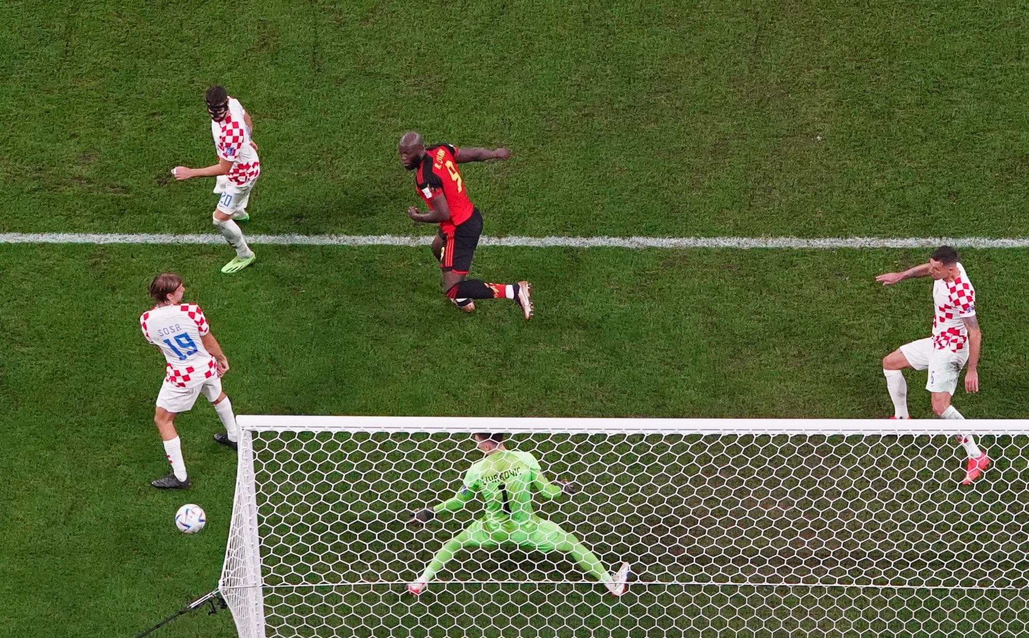 Lukaku h&oacute;a ch&acirc;n gỗ, bỏ lỡ cơ hội ghi b&agrave;n cho tuyển Bỉ - Ảnh 9.