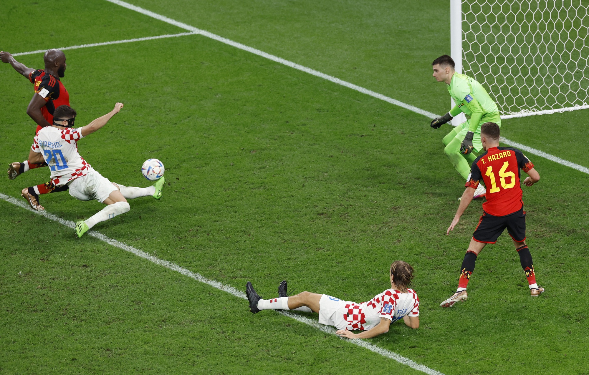 Lukaku h&oacute;a ch&acirc;n gỗ, bỏ lỡ cơ hội ghi b&agrave;n cho tuyển Bỉ - Ảnh 12.