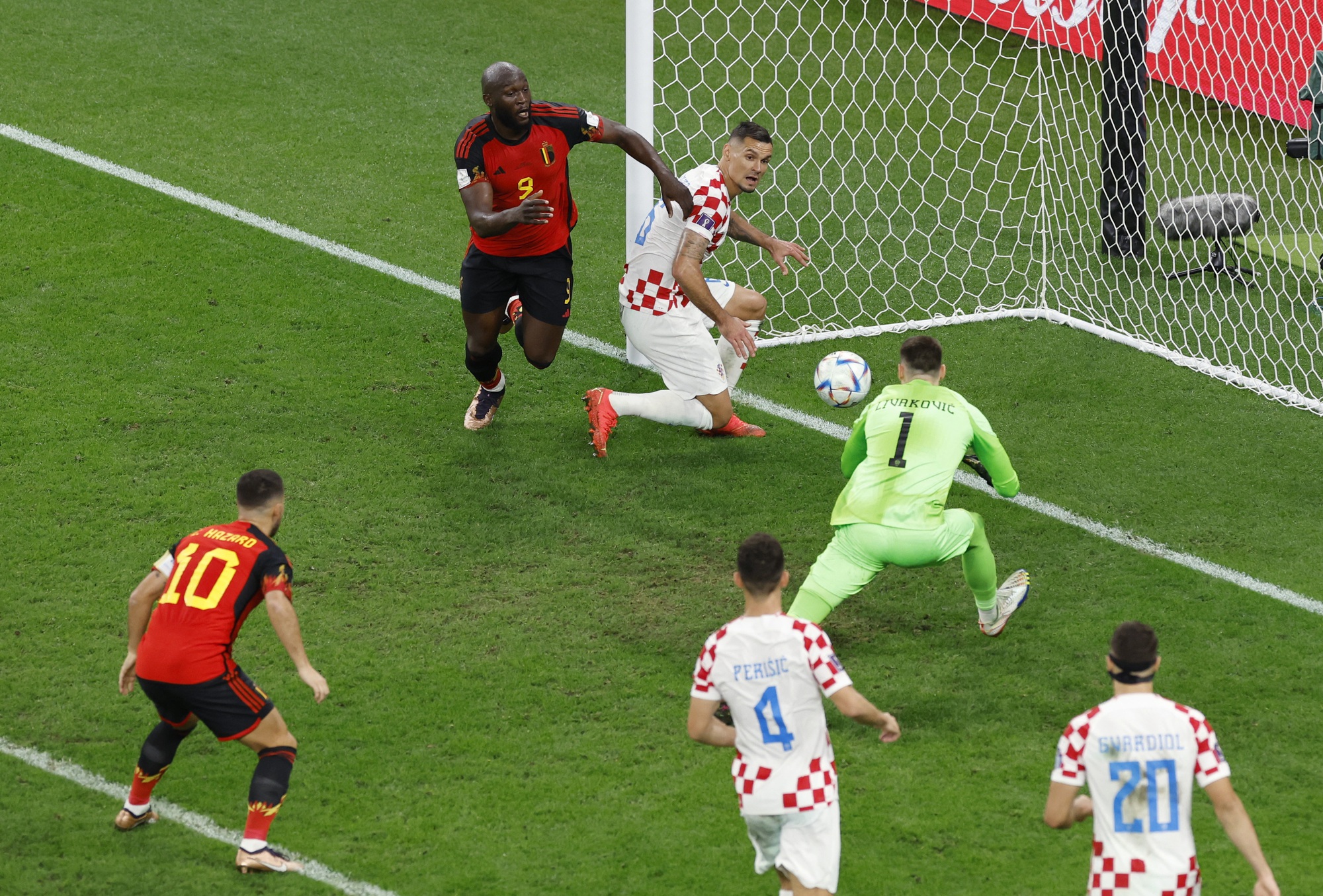 Lukaku h&oacute;a ch&acirc;n gỗ, bỏ lỡ cơ hội ghi b&agrave;n cho tuyển Bỉ - Ảnh 11.
