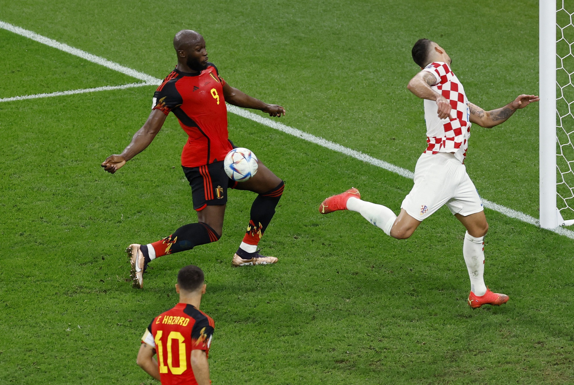 Lukaku h&oacute;a ch&acirc;n gỗ, bỏ lỡ cơ hội ghi b&agrave;n cho tuyển Bỉ - Ảnh 2.