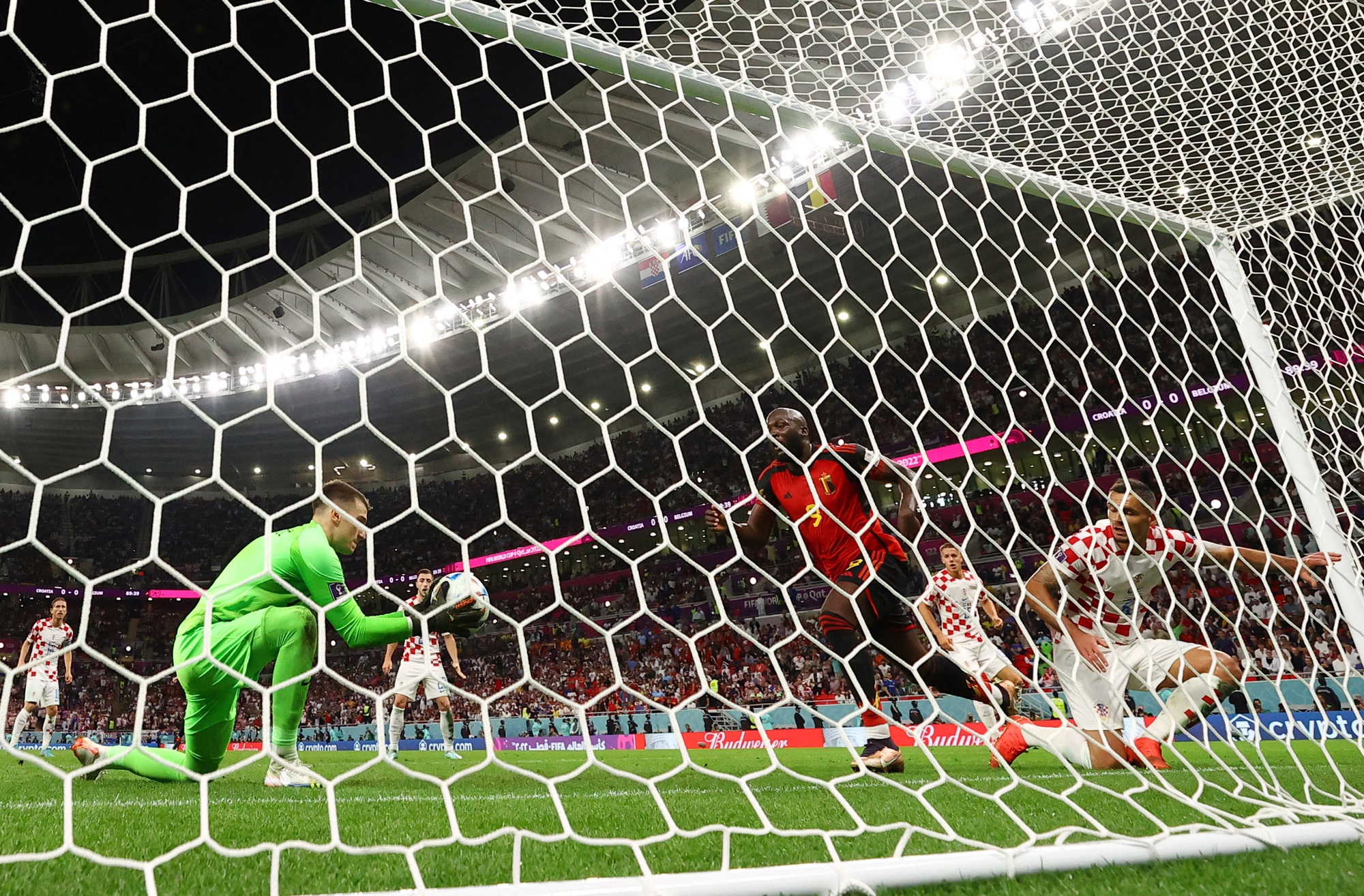 Lukaku h&oacute;a ch&acirc;n gỗ, bỏ lỡ cơ hội ghi b&agrave;n cho tuyển Bỉ - Ảnh 3.