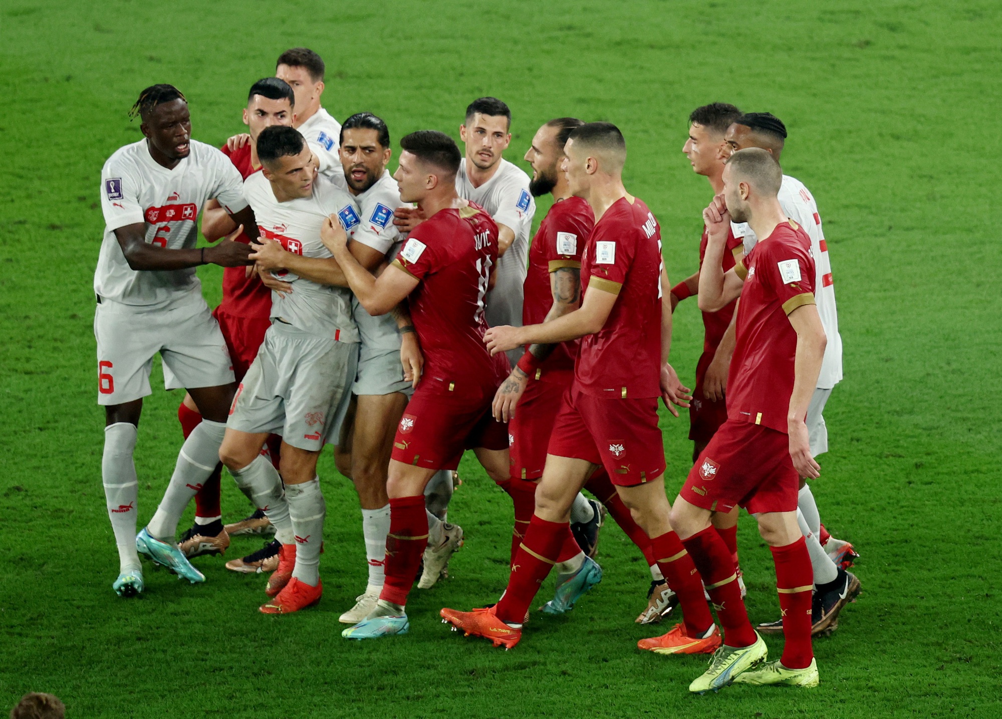 Vượt qua Serbia, Thụy Sĩ gi&agrave;nh suất v&agrave;o v&ograve;ng 1/8 World Cup 2022 - Ảnh 4.
