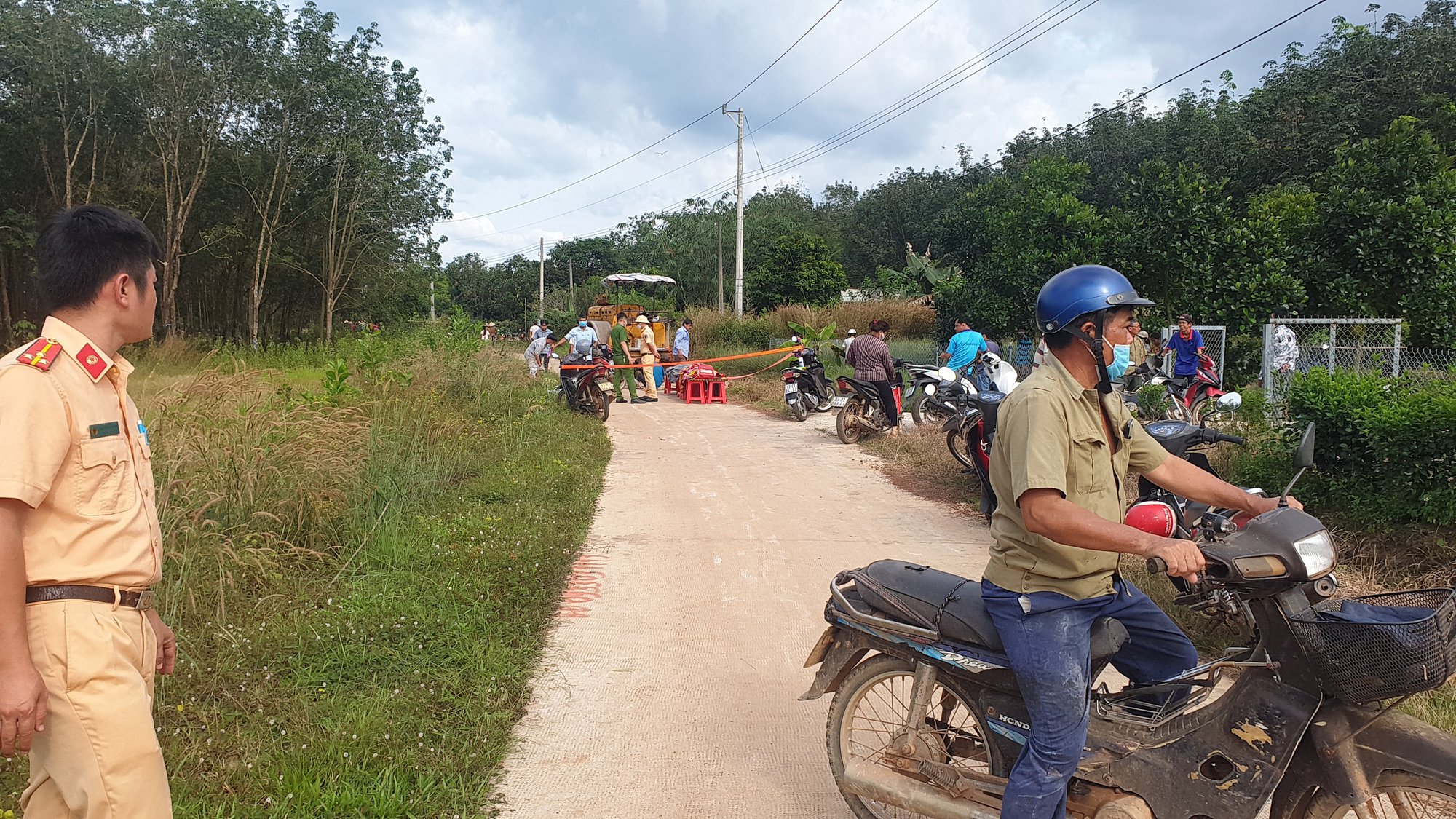 Va chạm xe lu, hai mẹ con đi xe máy tử vong