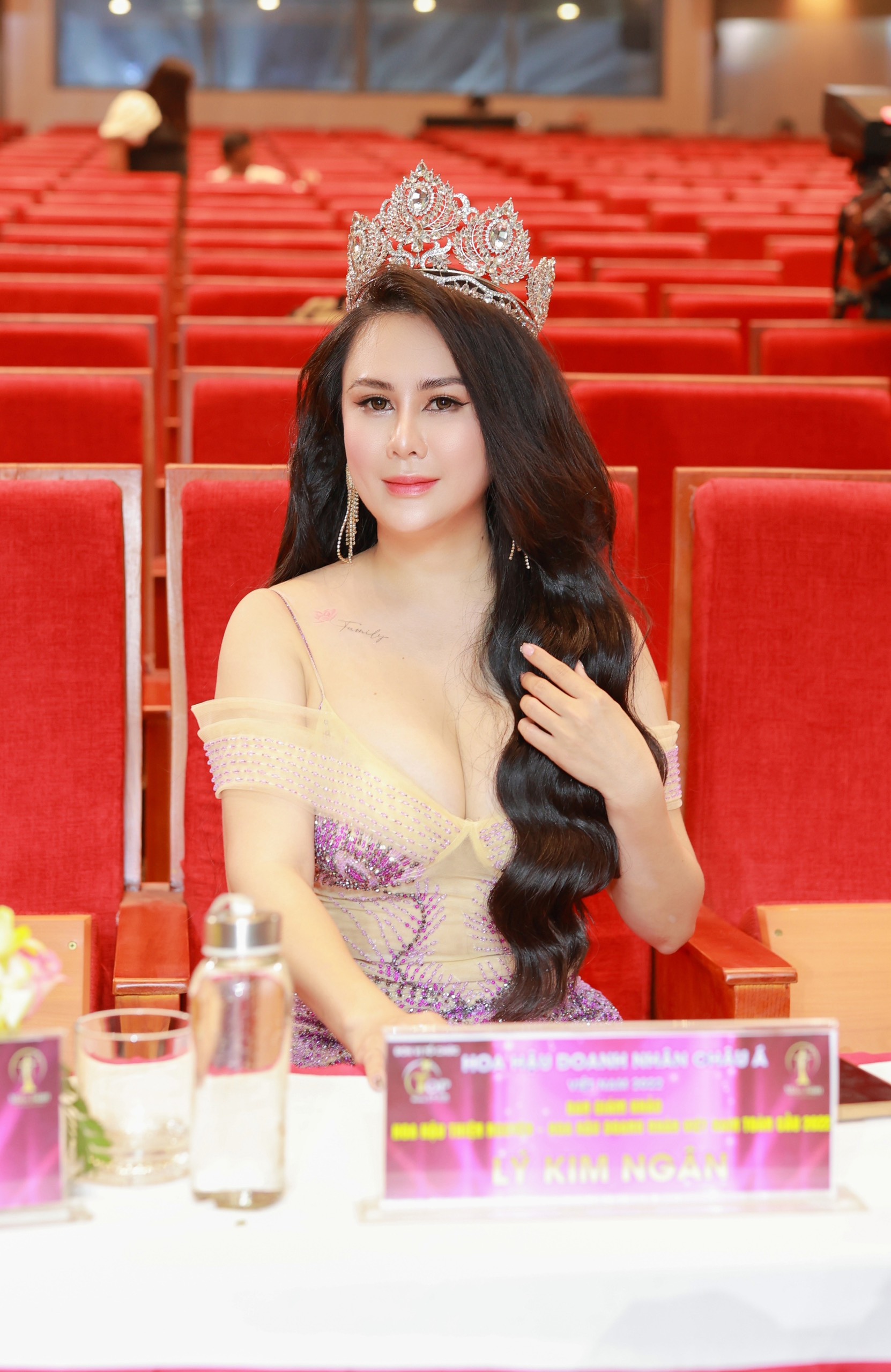 Hoa hậu L&yacute; Kim Ng&acirc;n gợi cảm hội ngộ NTK Tommy Nguyễn. - Ảnh 3.