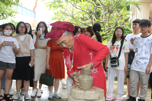 Gốm Chăm vào danh sách bảo vệ khẩn cấp