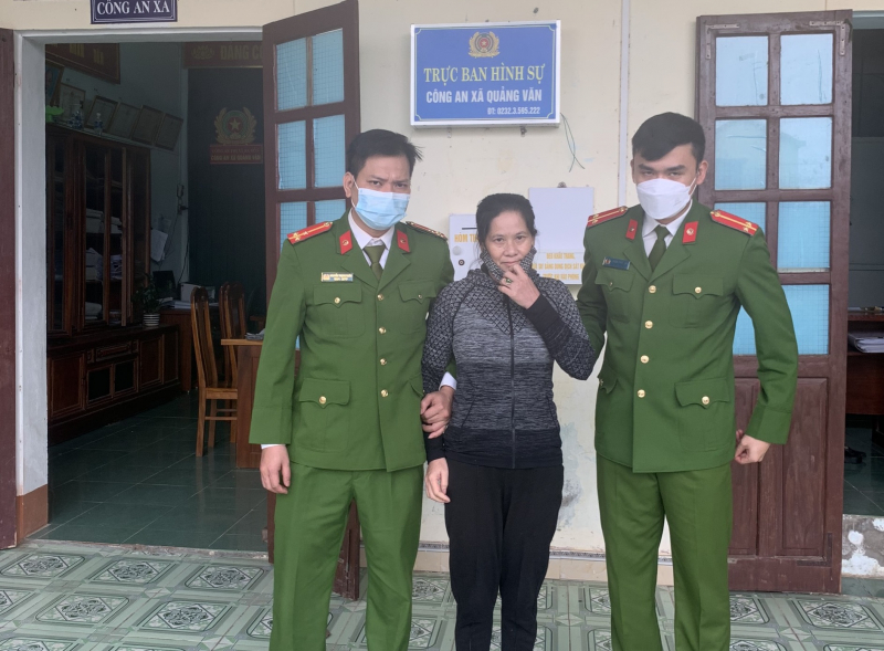 Bắt tạm giam người phụ nữ dùng sổ đỏ giả lừa đảo 840 triệu đồng