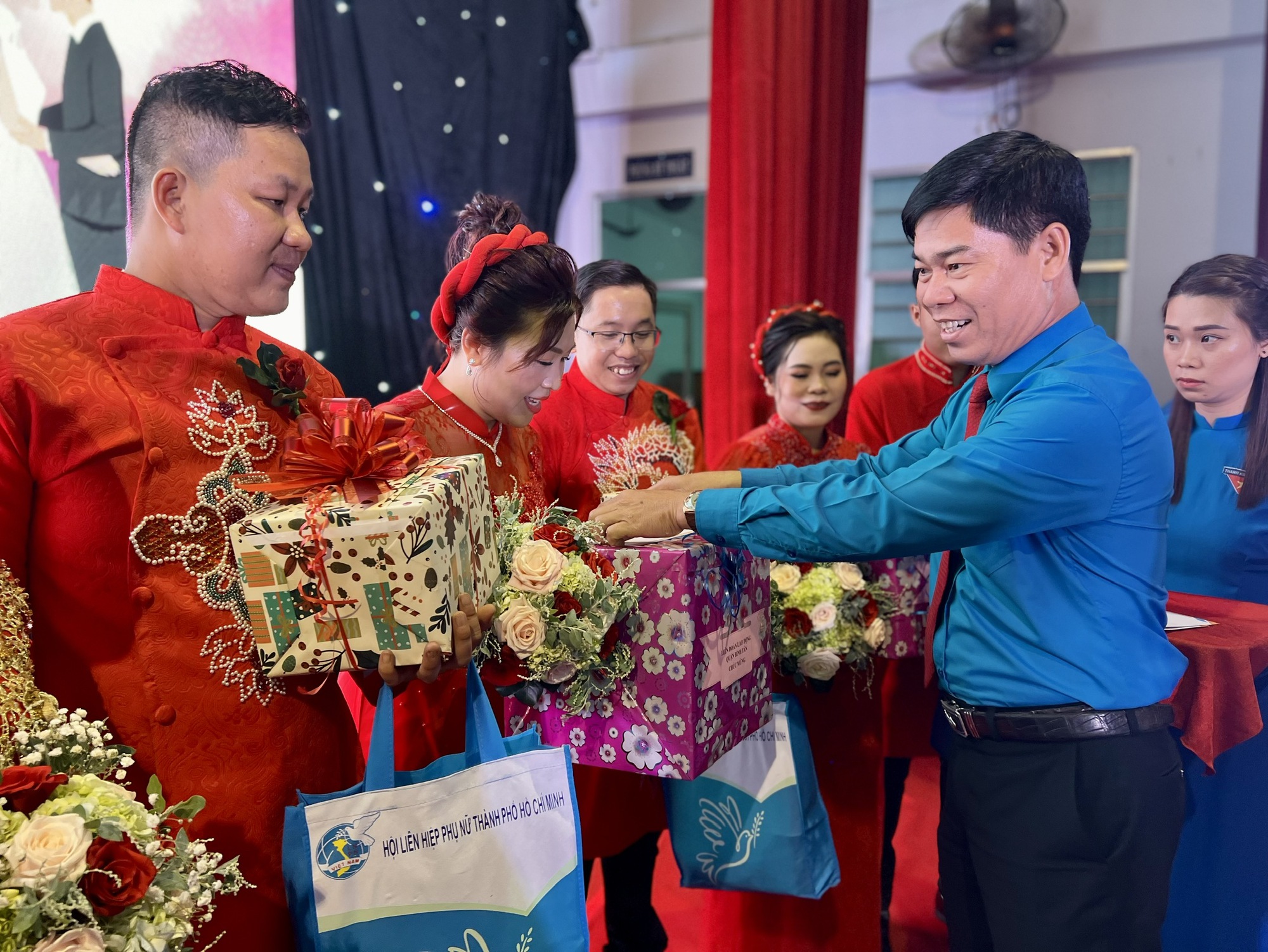 Xúc động lễ cưới tập thể dành cho công nhân có hoàn cảnh khó khăn - Ảnh 1.