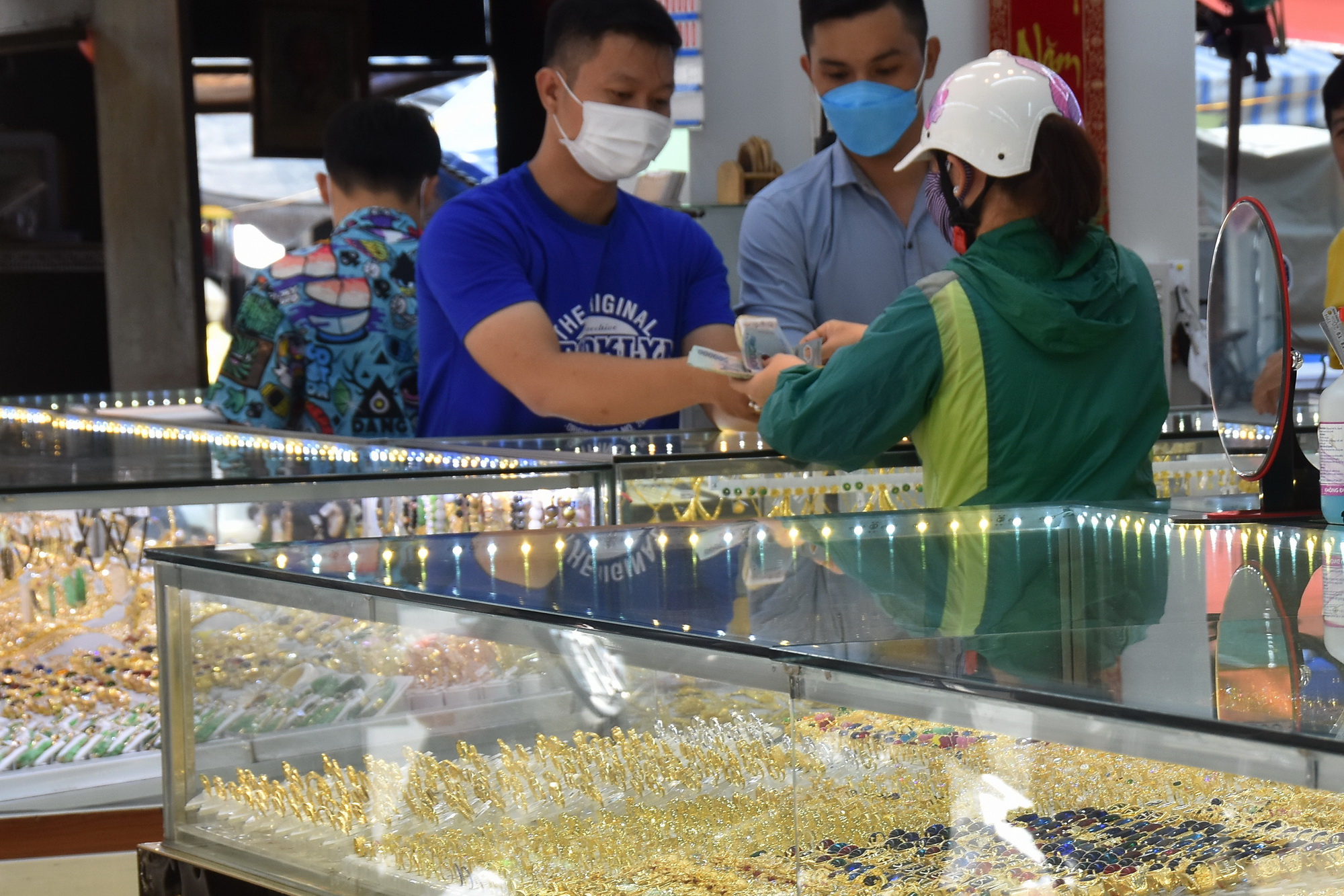 Giá vàng hôm nay 3-12: Vàng SJC và USD cùng lao dốc