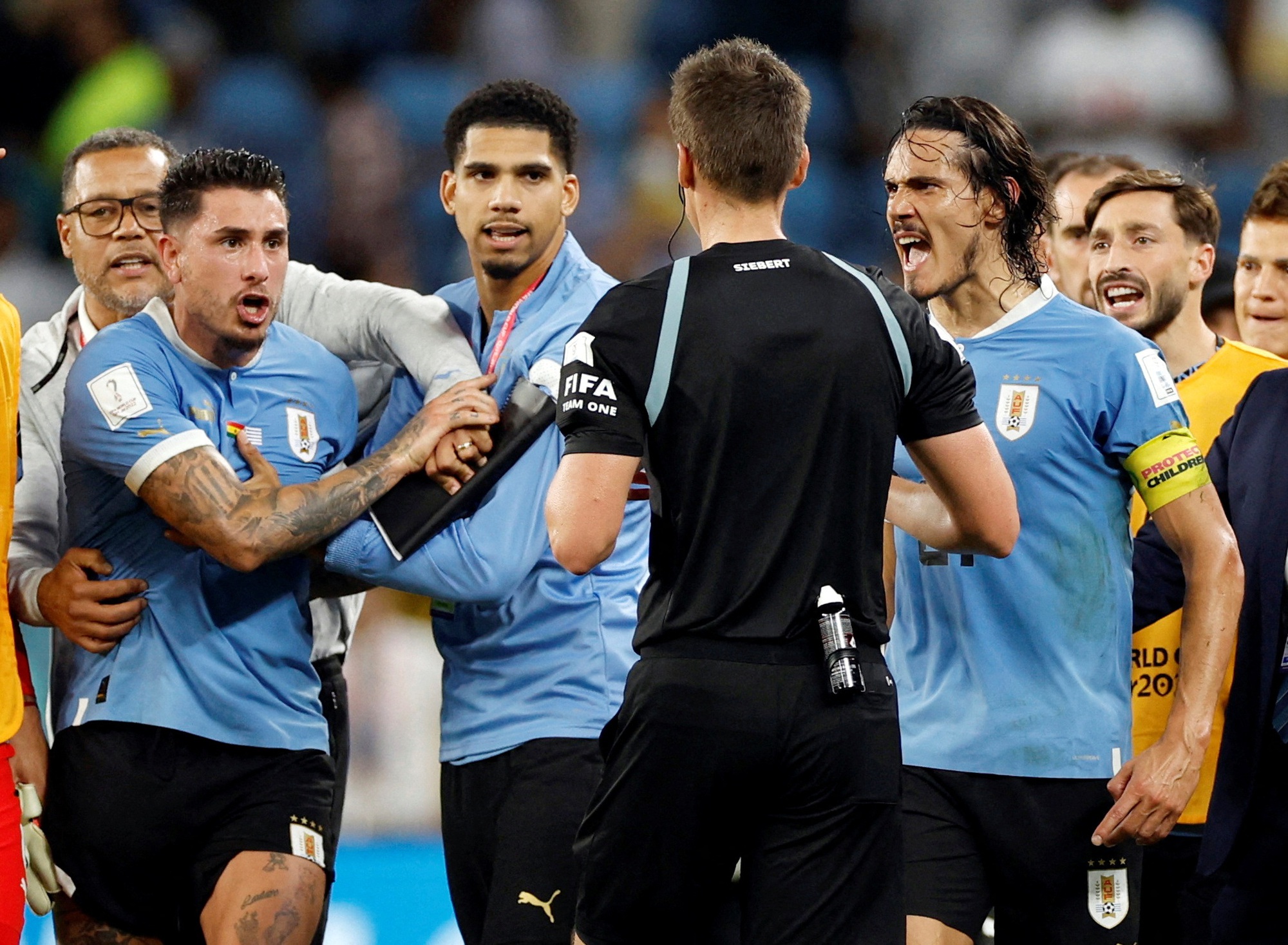 16 đội vượt v&ograve;ng bảng World Cup, đại chiến v&ograve;ng 1/8 mở m&agrave;n - Ảnh 2.