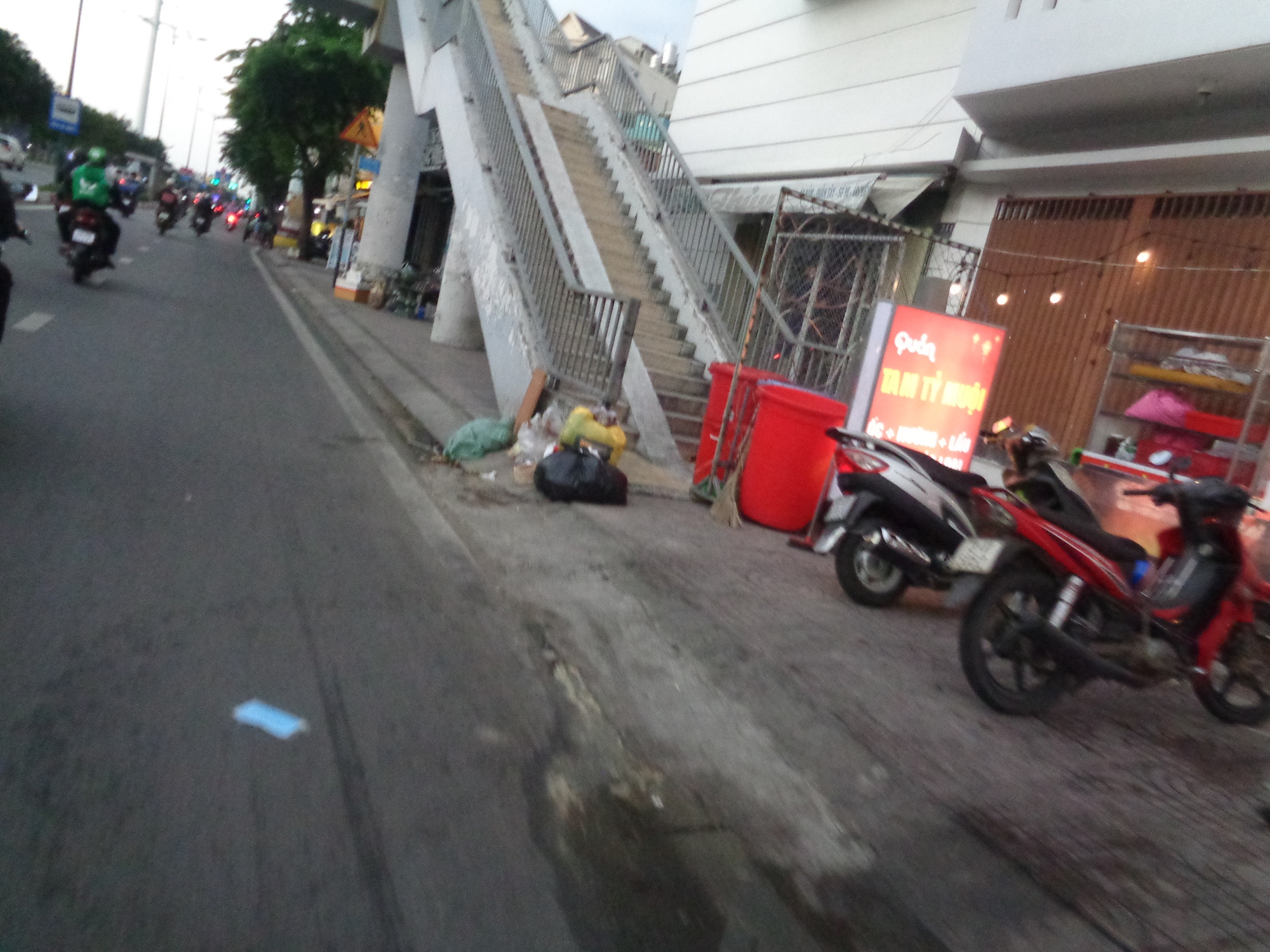 Chiếm lối đi cầu bộ hành