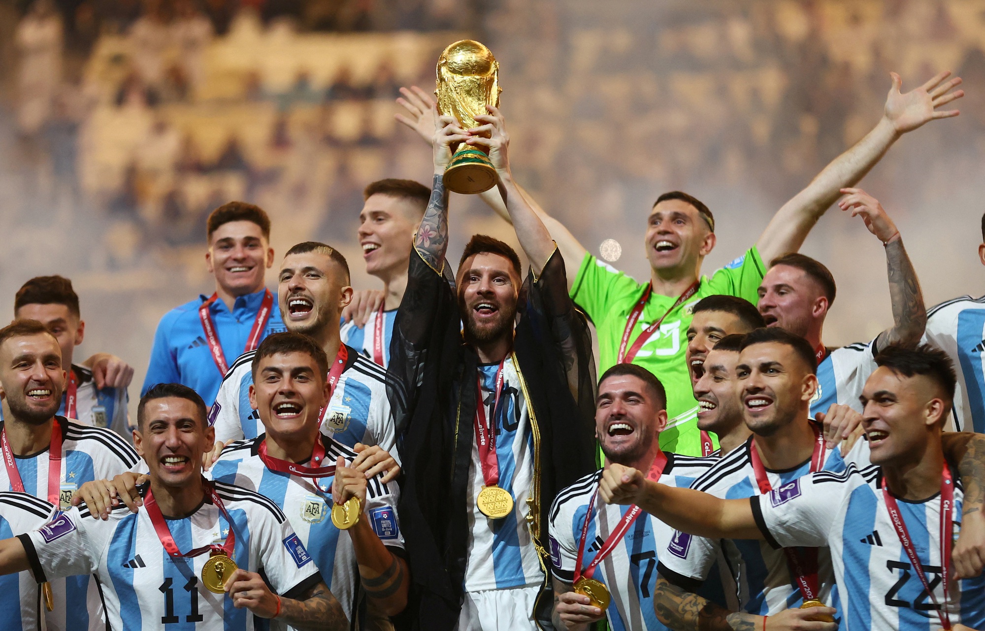 Messi gặp sự cố hy hữu khi diễu h&agrave;nh ăn mừng tại Argentina - Ảnh 7.