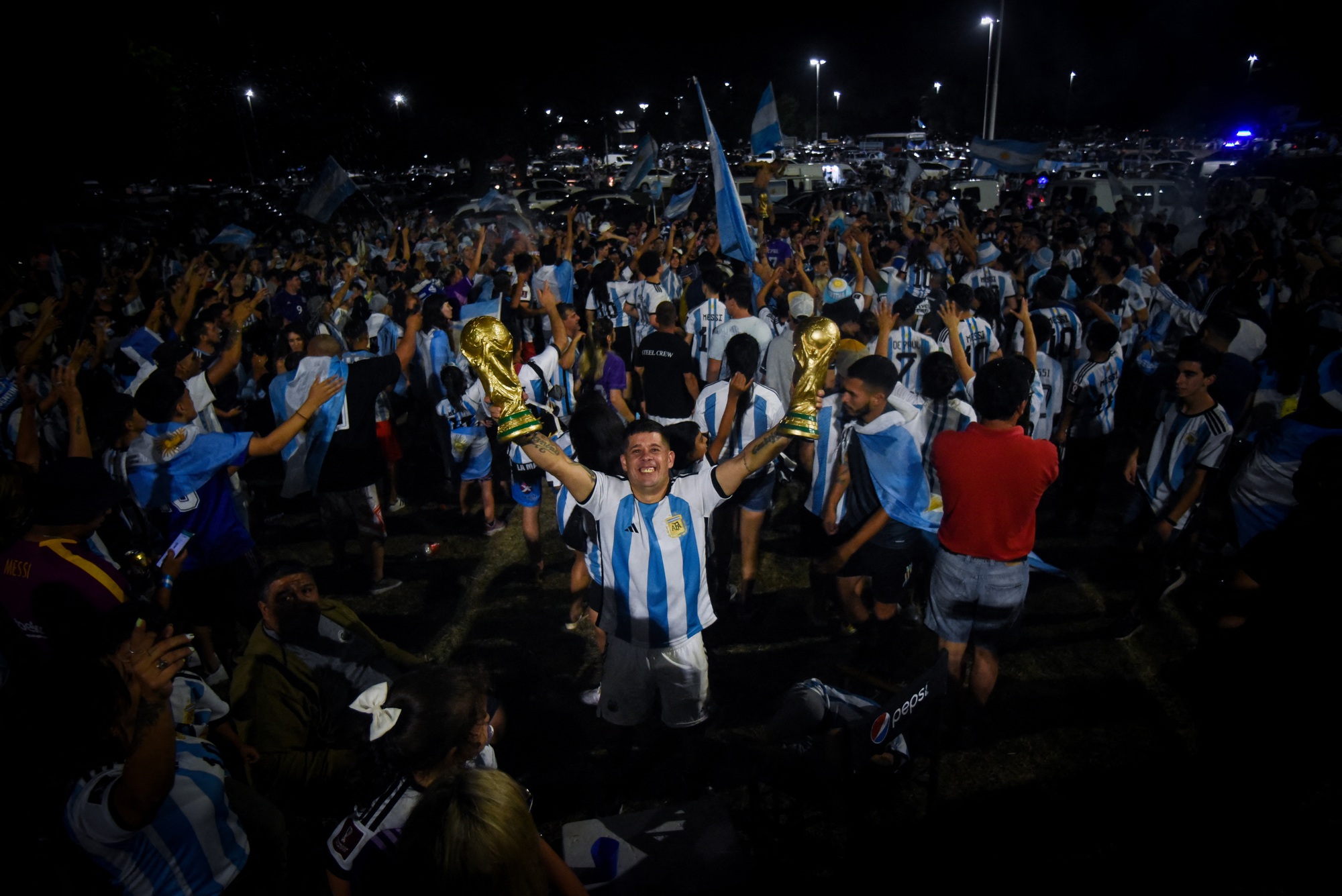 Messi gặp sự cố hy hữu khi diễu h&agrave;nh ăn mừng tại Argentina - Ảnh 2.