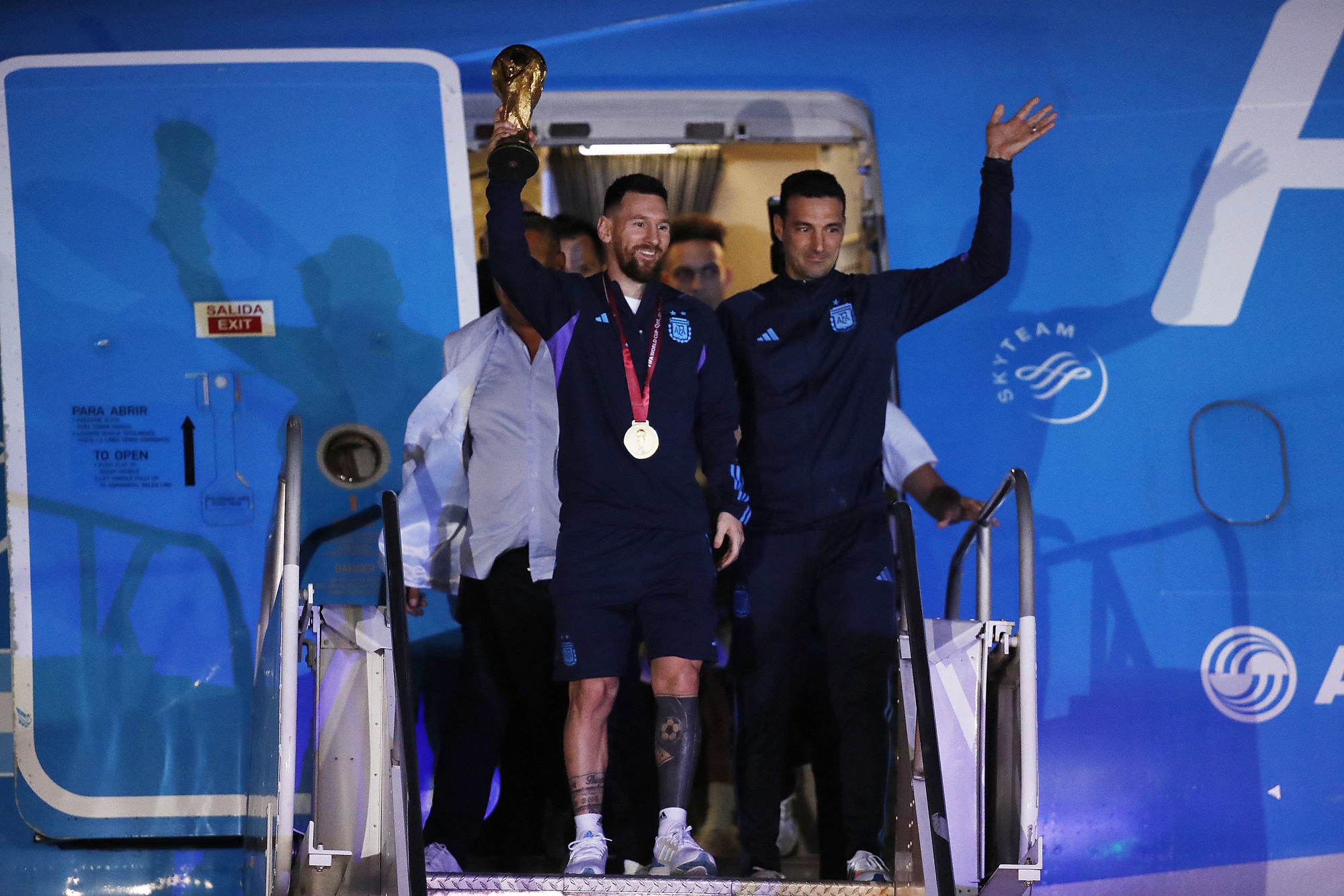 Messi gặp sự cố hy hữu khi diễu hành ăn mừng tại Argentina