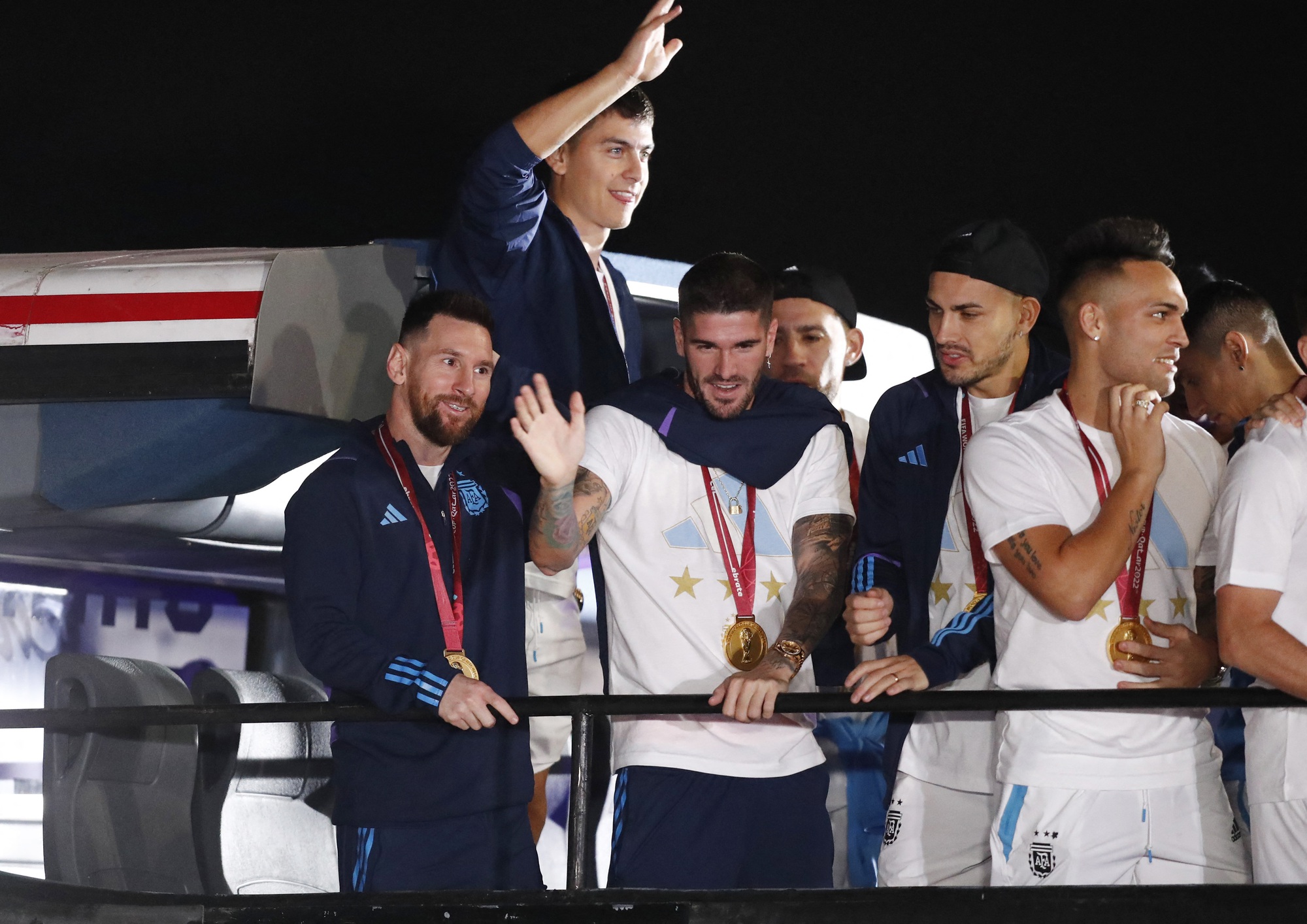 Messi gặp sự cố hy hữu khi diễu h&agrave;nh ăn mừng tại Argentina - Ảnh 4.